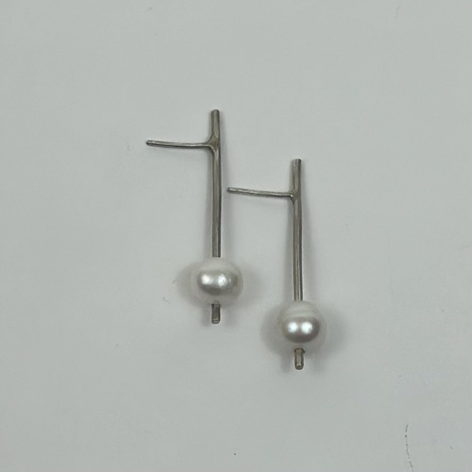 Orecchini Fiamma in argento 925 con perle bianche. Crepundia Gioielli