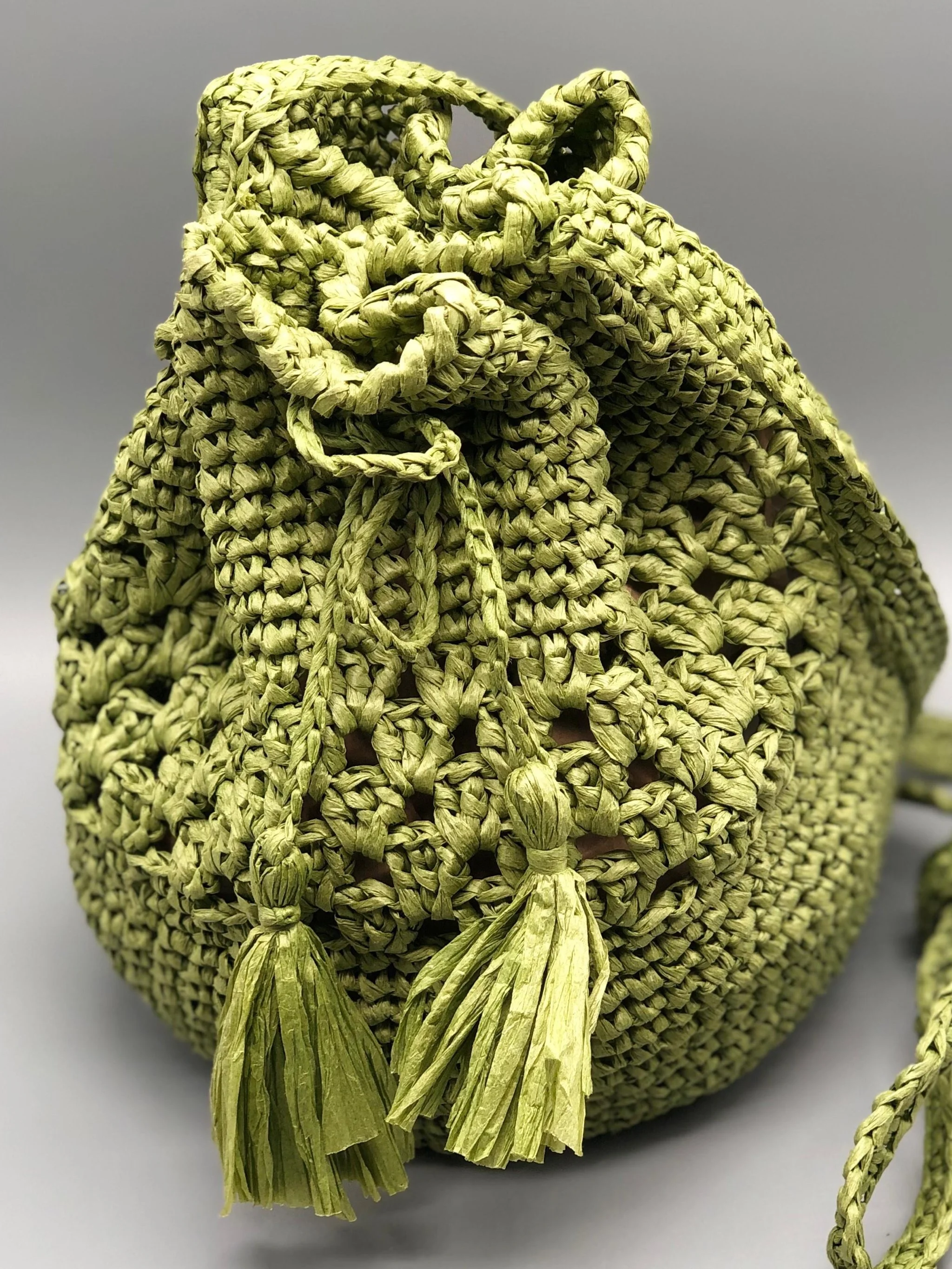 Borsa secchiello in rafia verde intrecciata con nappine, Objects in Studio, Crepundia Gioielli Bologna / Green woven raffia bucket bag with tassels, Objects in Studio, Crepundia Gioielli Bologna