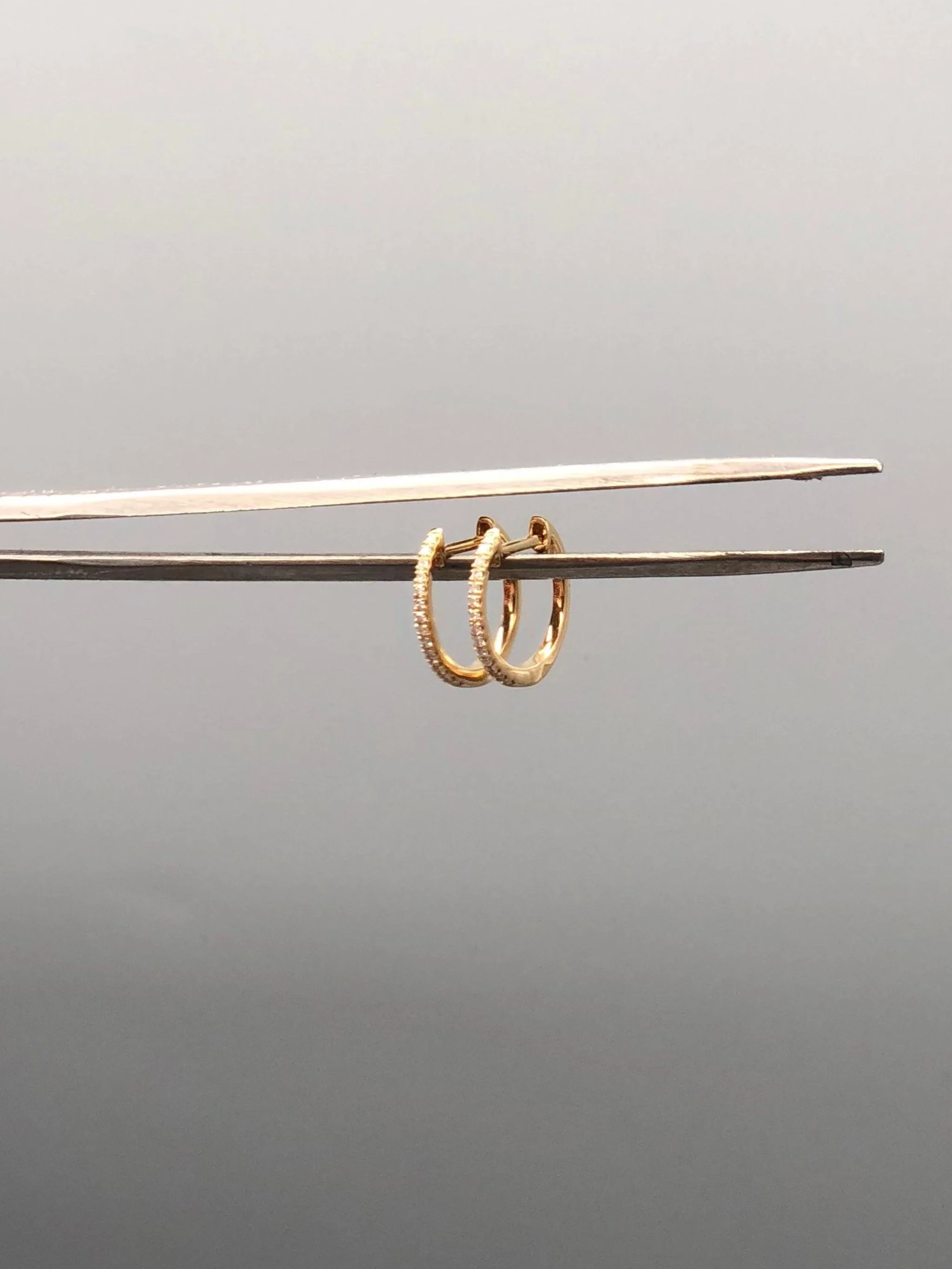 Orecchini Tiny Hoops Crepundia in oro giallo e diamanti