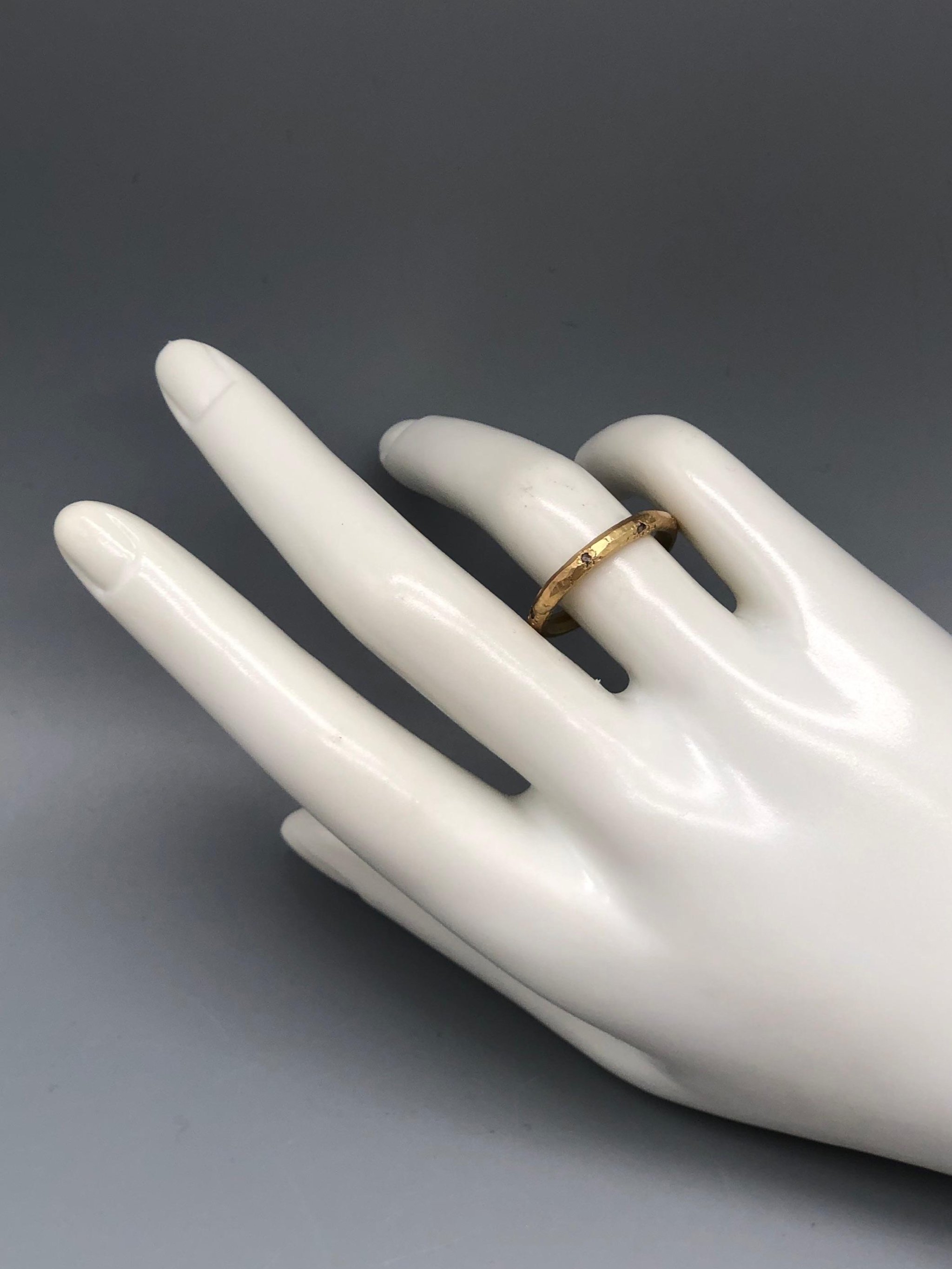 Fede 5 ring with grey diamonds in hammered 18k gold by Marco Mangàni – Crepundia Gioielli Bologna