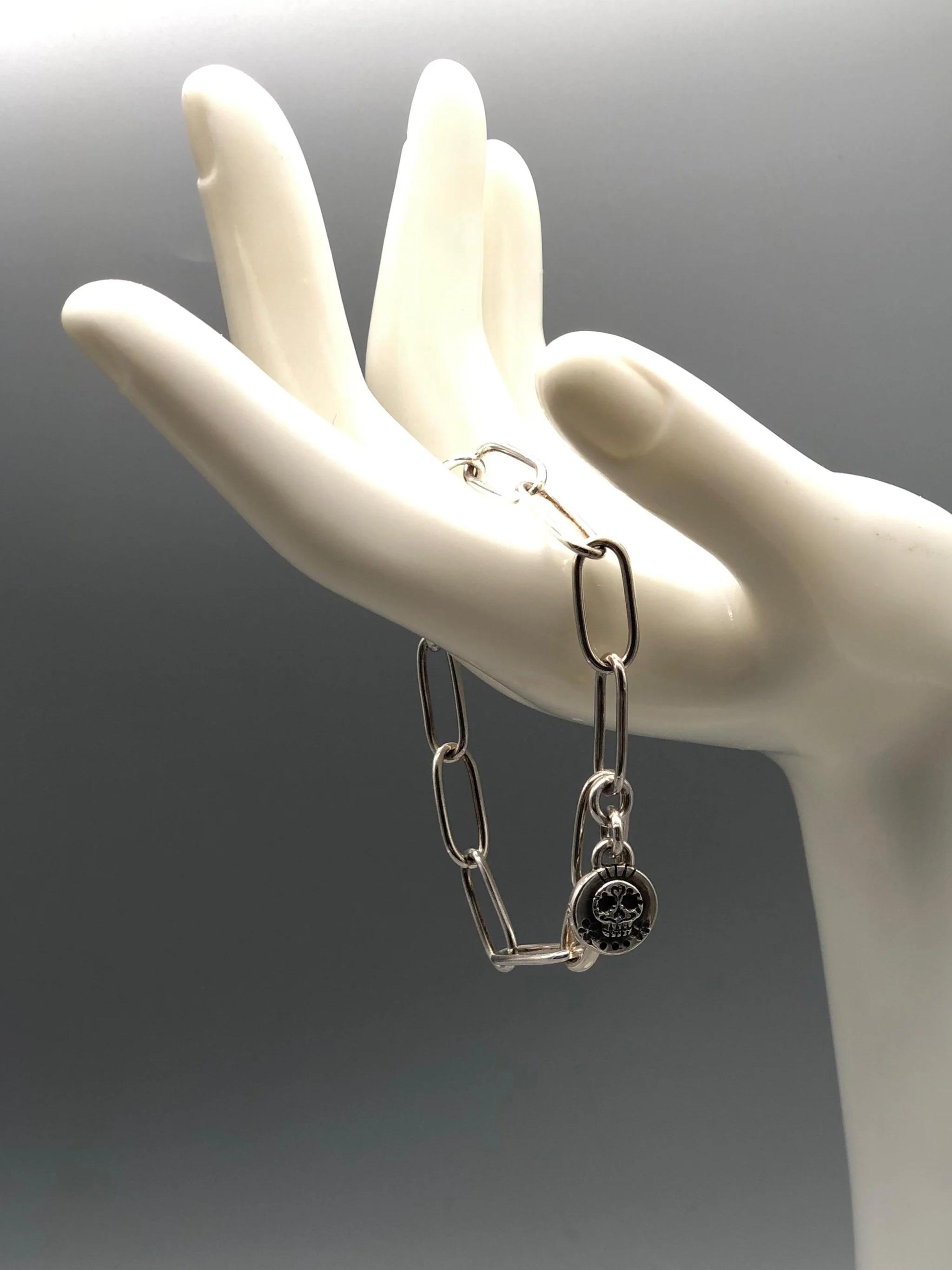 Sonja Markhoff Calavera bracelet in sterling silver with engraved skull pendant, matte finish, contemporary jewelry at Crepundia Gioielli Bologna