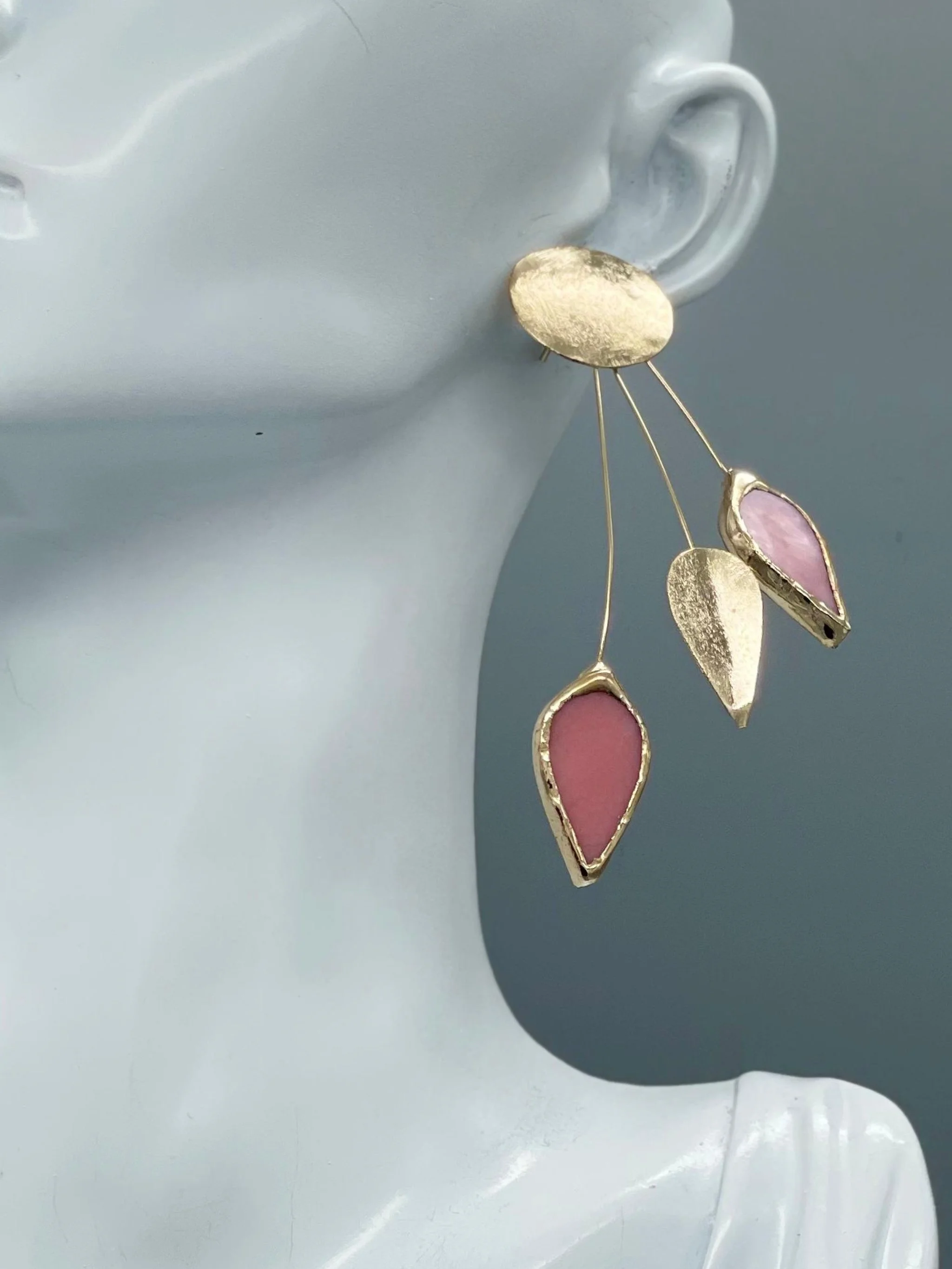 Mono orecchino goccia rosa indossato in vetro di Murano e ottone dorato 18 carati – Anni Luce – Crepundia Gioielli Bologna