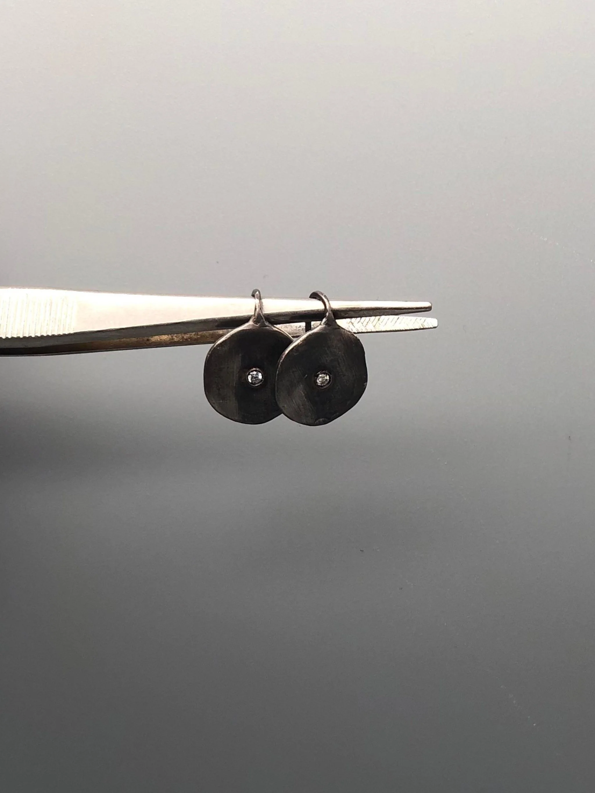 Contemporary silver earrings with brilliant-cut diamond, Metropolis — Crepundia Gioielli Bologna