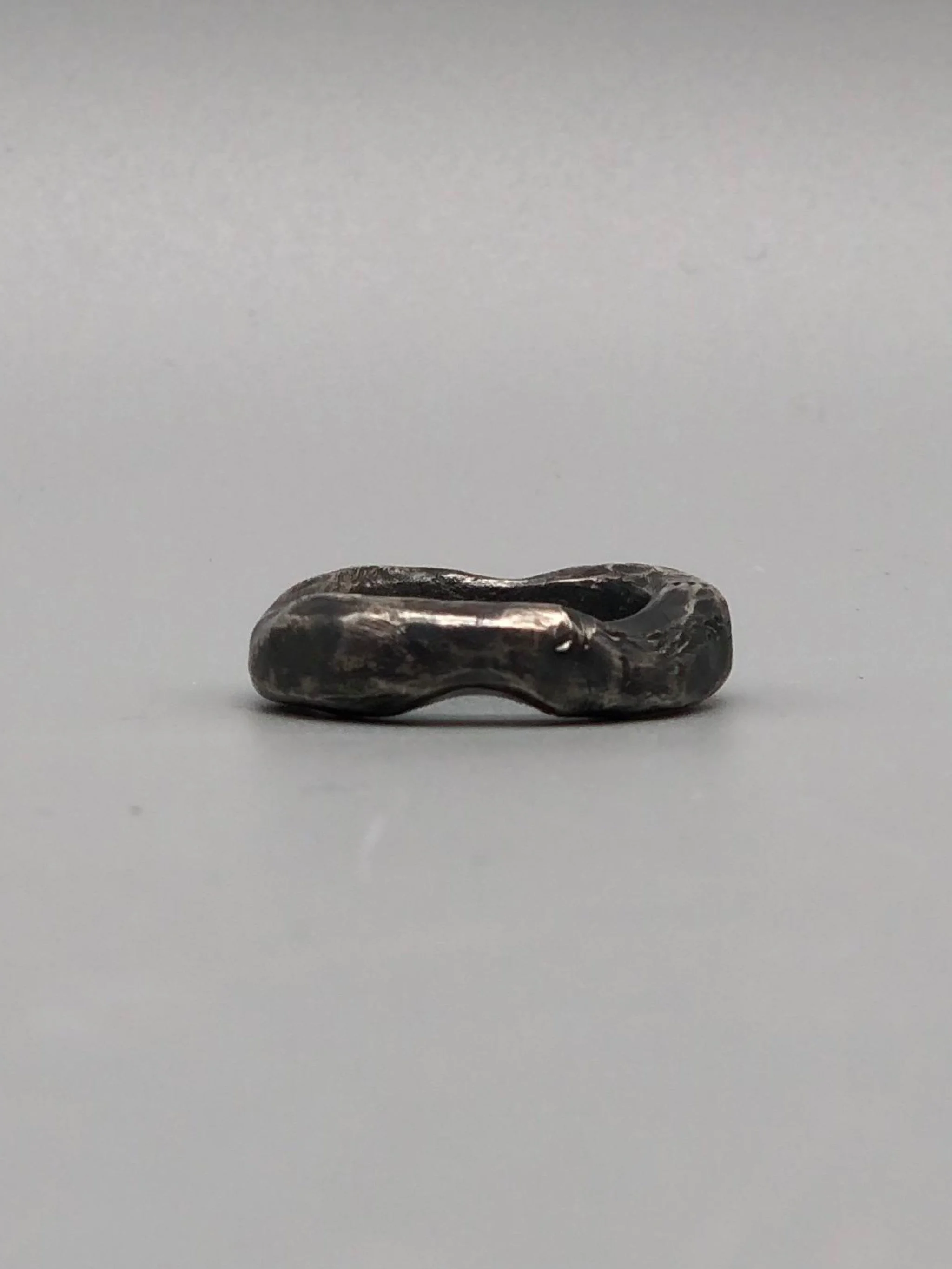 Anello Lingotto in argento brunito, forma organica, Crepundia Gioielli Bologna