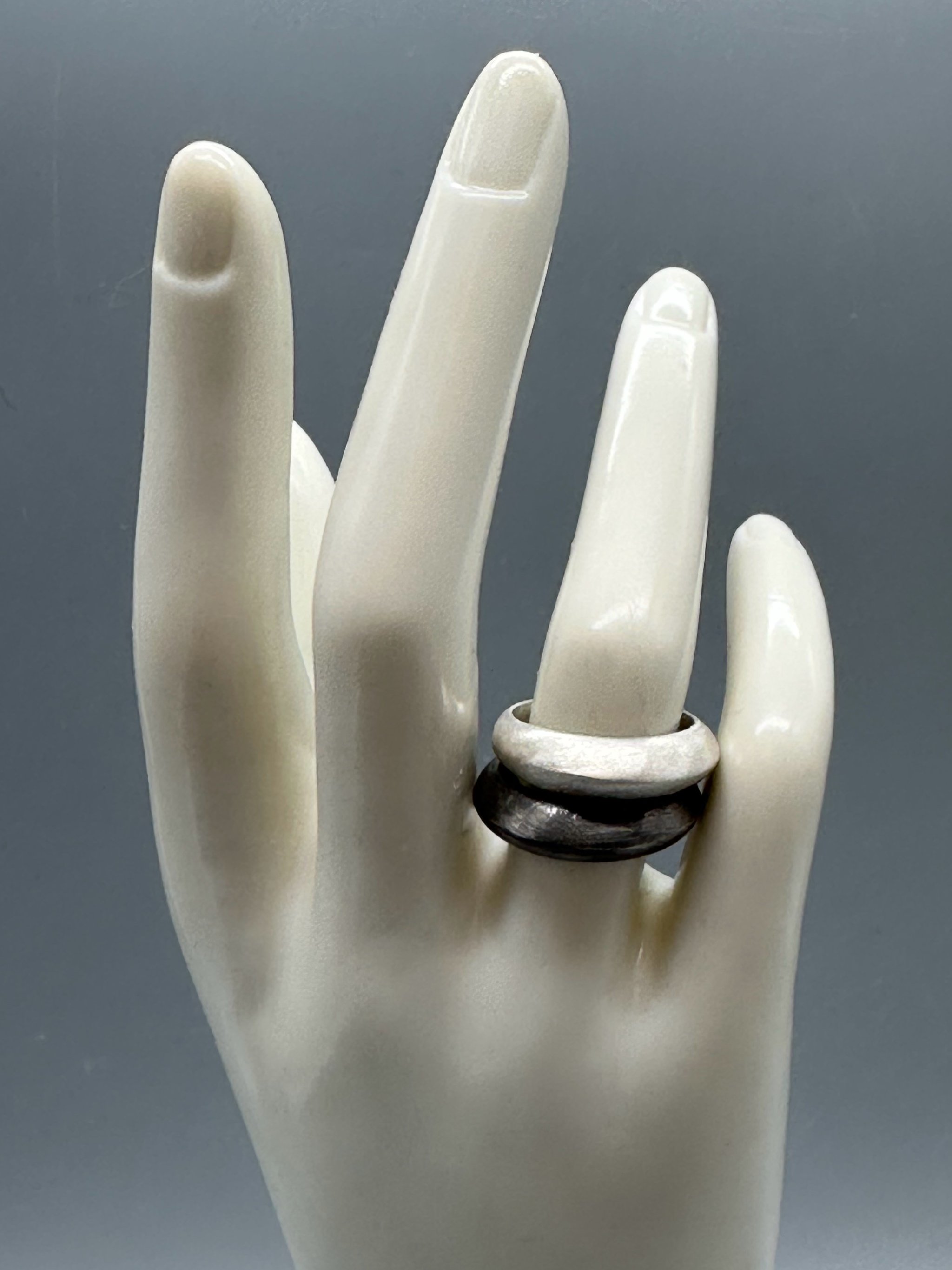 Anello Carla Crepundia in argento brunito, fascia bombata con superficie scura irregolare. Carla oxidized silver ring by Crepundia, rounded band with an irregular dark finish.