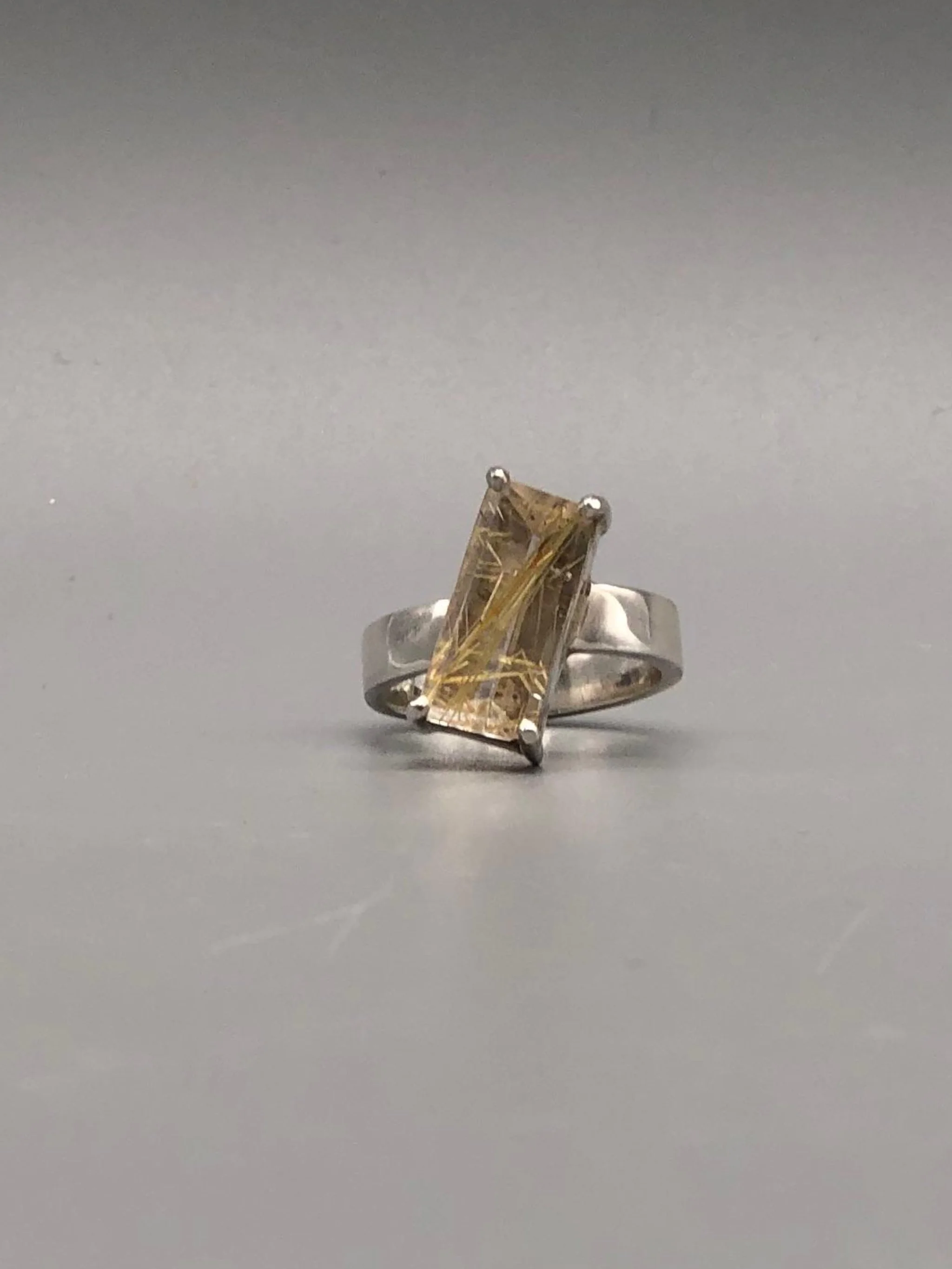 Rutilated quartz ring in sterling silver by Ariadna Segafredo for Crepundia Gioielli