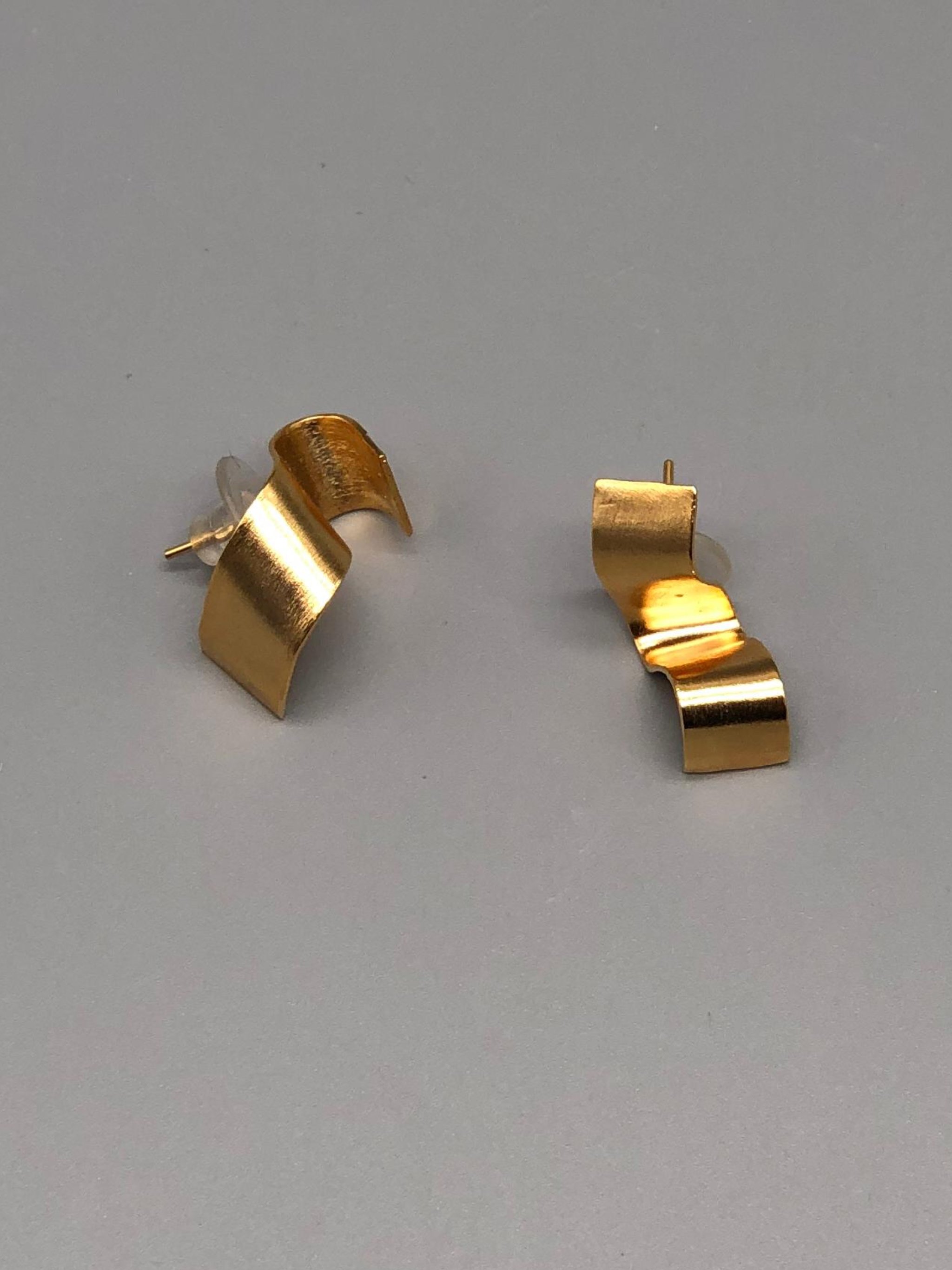 Orecchini Ribbon Cacu Lab ottone placcato oro 18 carati design scultoreo Crepundia Gioielli — Crepundia Bologna