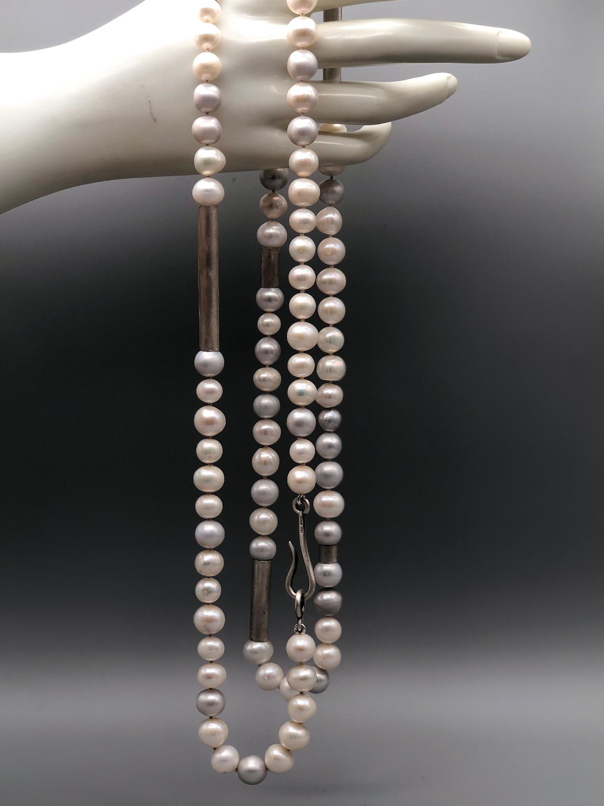 Collana Axis Pearls perle bianche e grigie argento design modulare indossata — Crepundia Gioielli Bologna contemporary pearl necklace