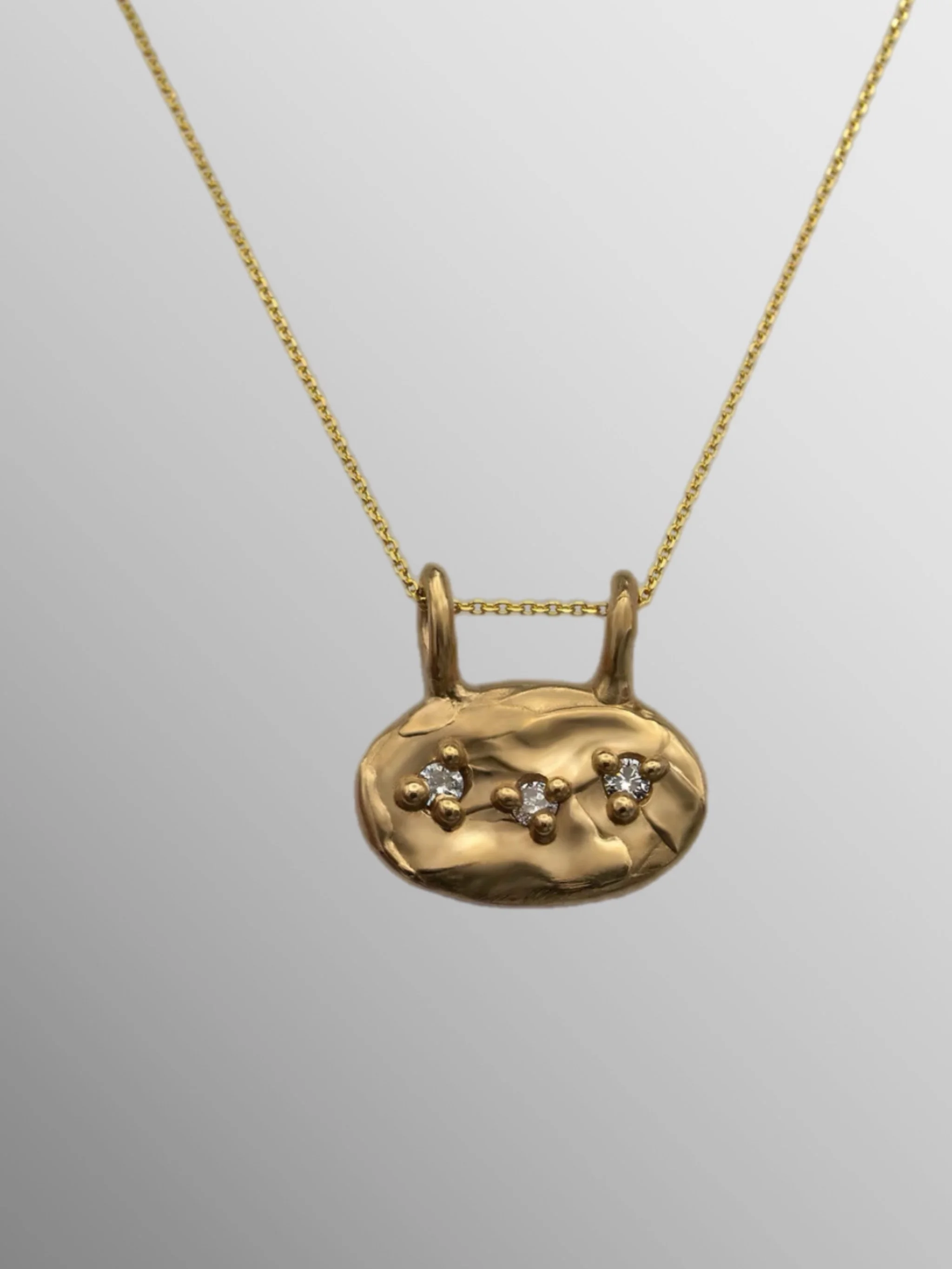 Ciondolo Bronzo e Zirconi
Bronze and Zircon Pendant

Floret Gioielli per Crepundia Gioielli Bologna
Floret Jewelry at Crepundia Gioielli Bologna