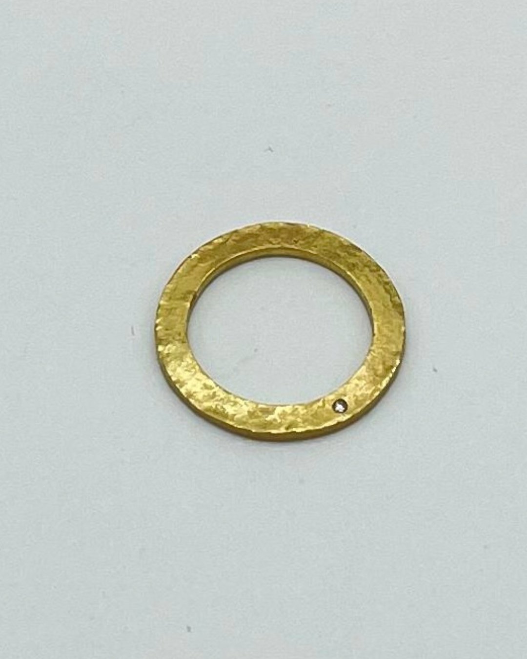 Anello Lucia in oro giallo 18 carati opaco, design non convenzionale con piccolo diamante – Collezione .Oro Crepundia Gioielli