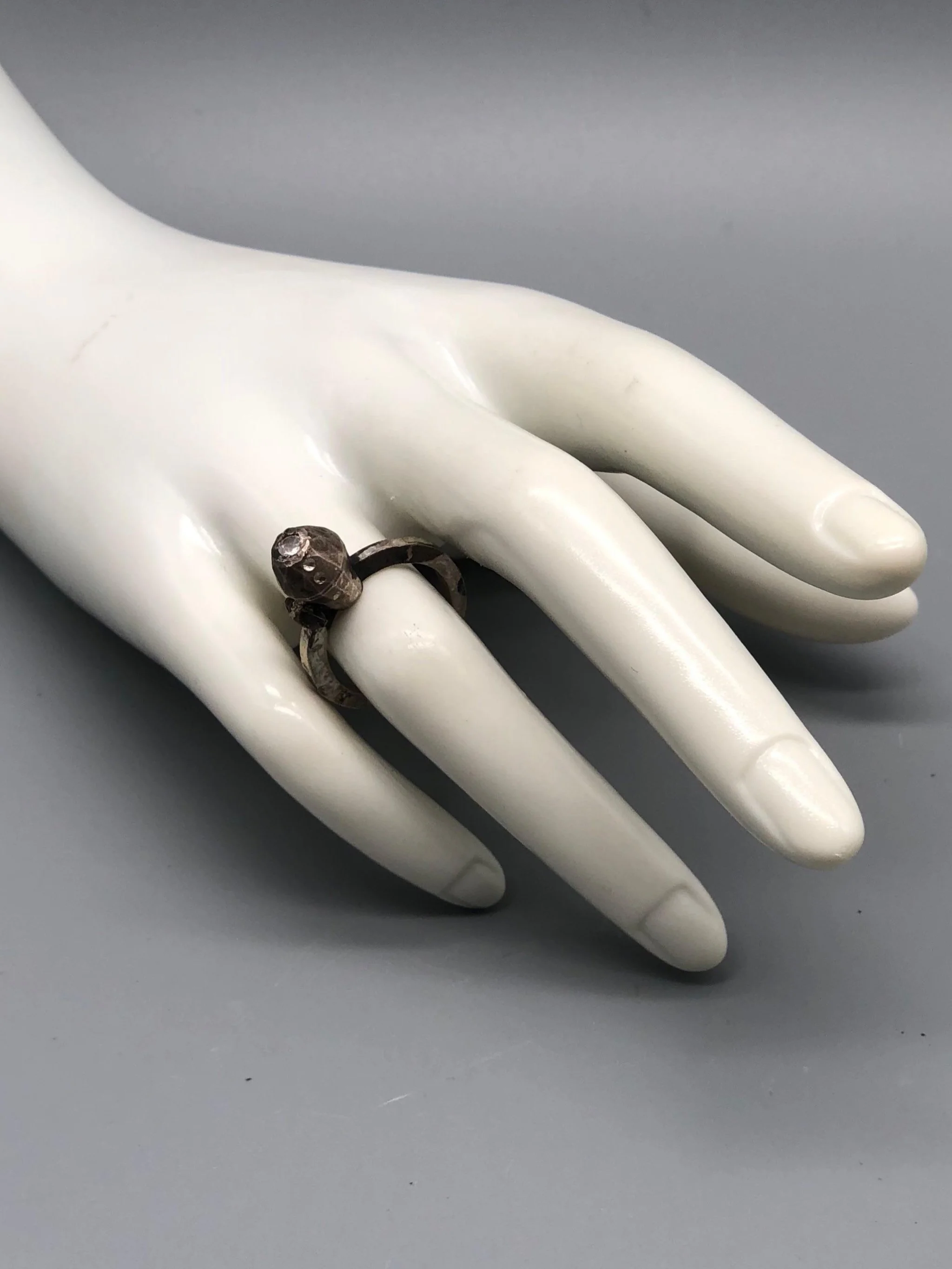 Contemporah Diamonds ring in oxidized 925 grey sterling silver with chromediopside, moonstone and Swarovski details. Contemporary sculptural ring photographed at Crepundia Gioielli Bologna.