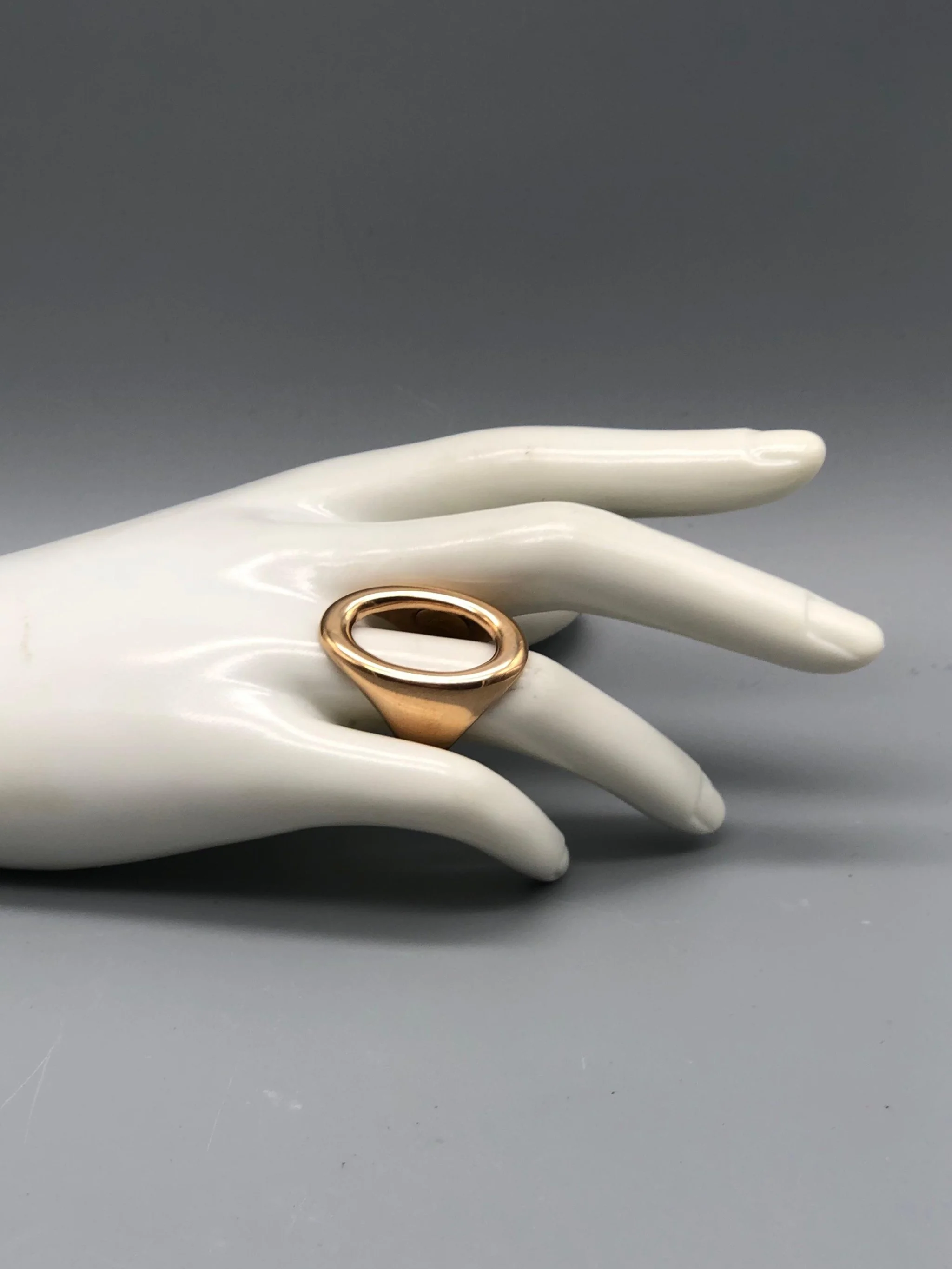 Padma Ovale ring in rose bronze, Crepundia Gioielli Bologna. / Anello Padma Ovale in bronzo rosa, Crepundia Gioielli Bologna.