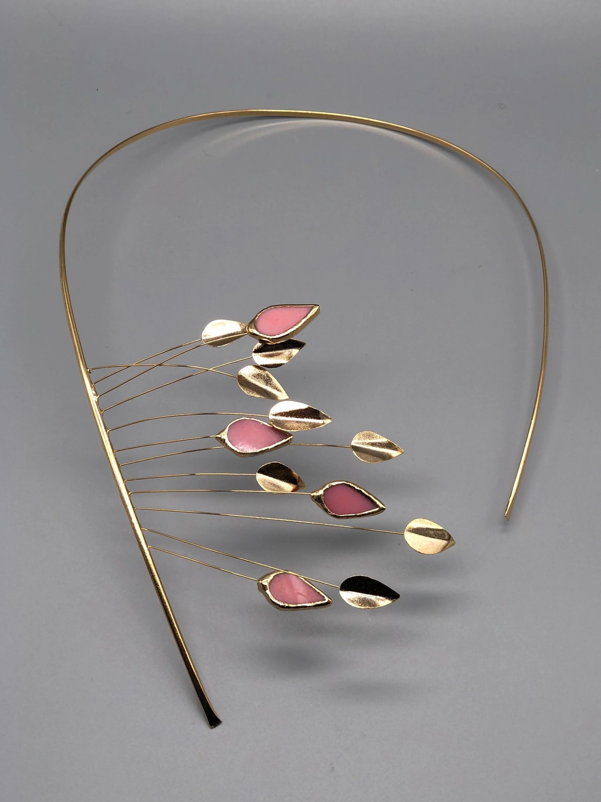 Collana Anni Luce in ottone con bagno in oro giallo 18 carati e vetro di Murano rosa — Crepundia Gioielli Bologna