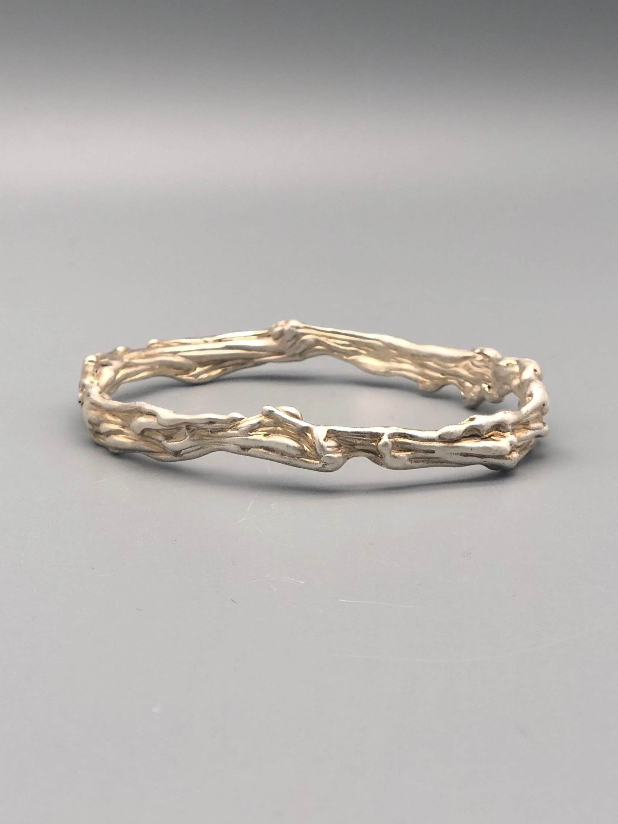 Halo bracelet by Portas Jewels in 925 sterling silver with organic sculptural texture — Crepundia Gioielli Bologna