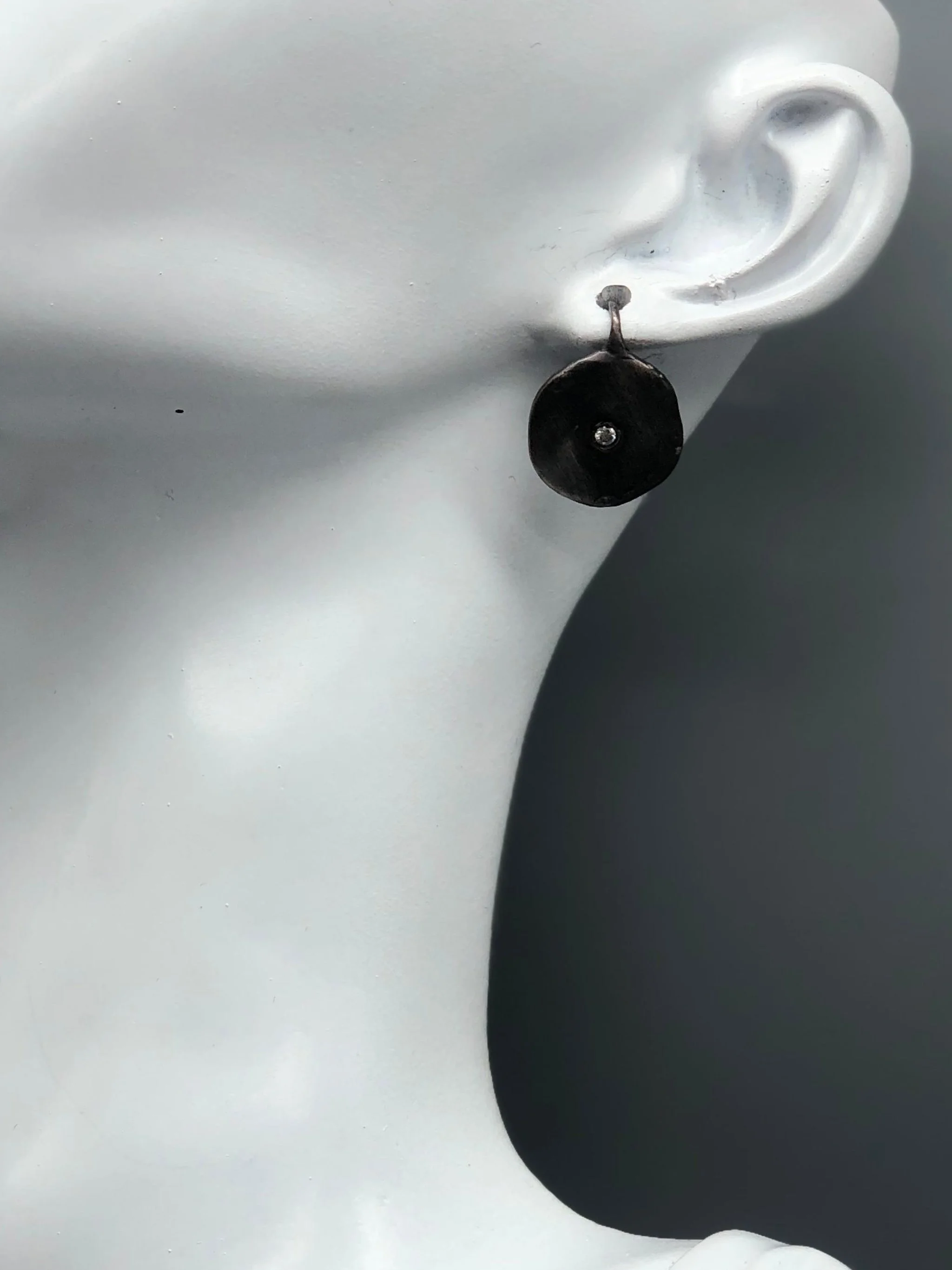 Contemporary silver earrings with brilliant-cut diamond, Metropolis — Crepundia Gioielli Bologna