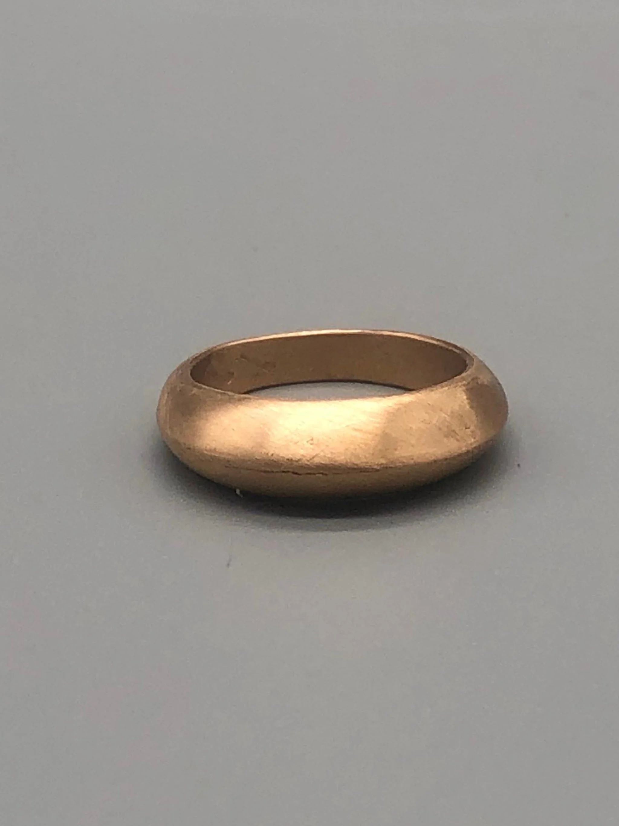 Tre anelli Carla di Crepundia Gioielli in argento, argento brunito e bronzo, presentati insieme per evidenziare il contrasto tra le diverse finiture metalliche.  Three Crepundia Carla rings in sterlin