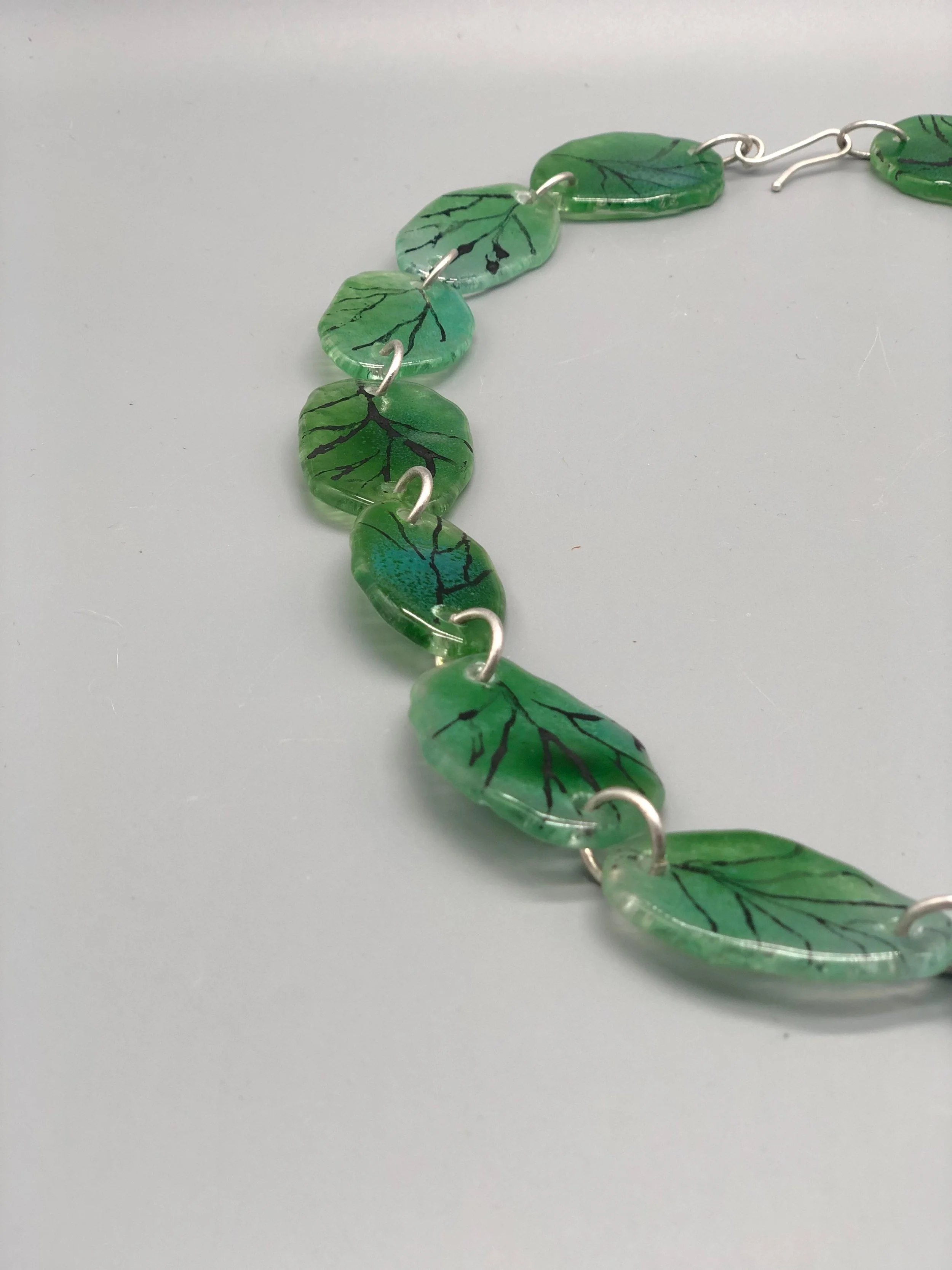 Manumara Bullseye precious glass necklace with silver for Crepundia Gioielli Bologna. / Collana Manumara in vetro prezioso Bullseye e argento per Crepundia Gioielli Bologna.