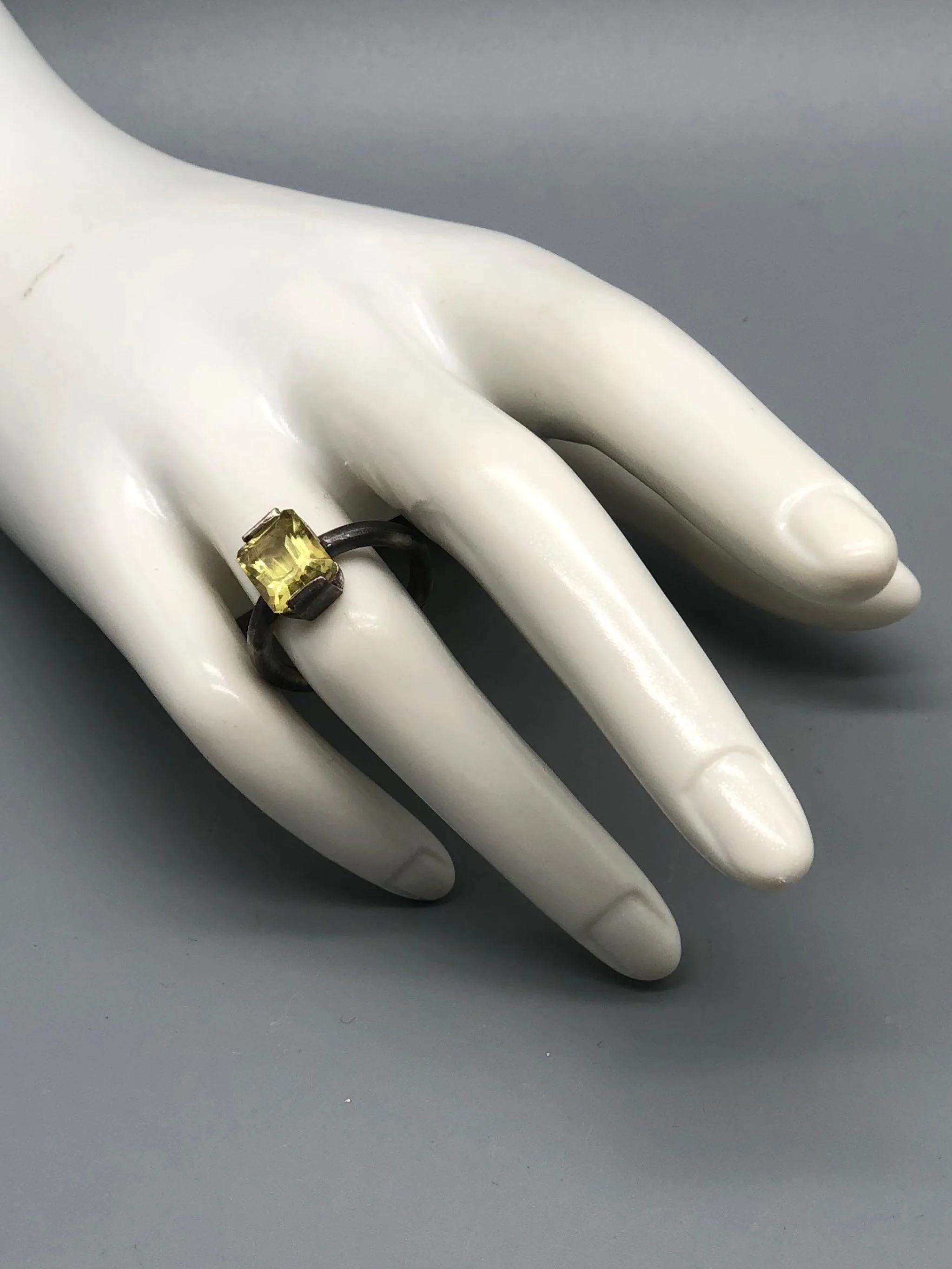 Purple in White ring in matte sterling silver with amethyst quartz, contemporary ring Crepundia Gioielli Bologna