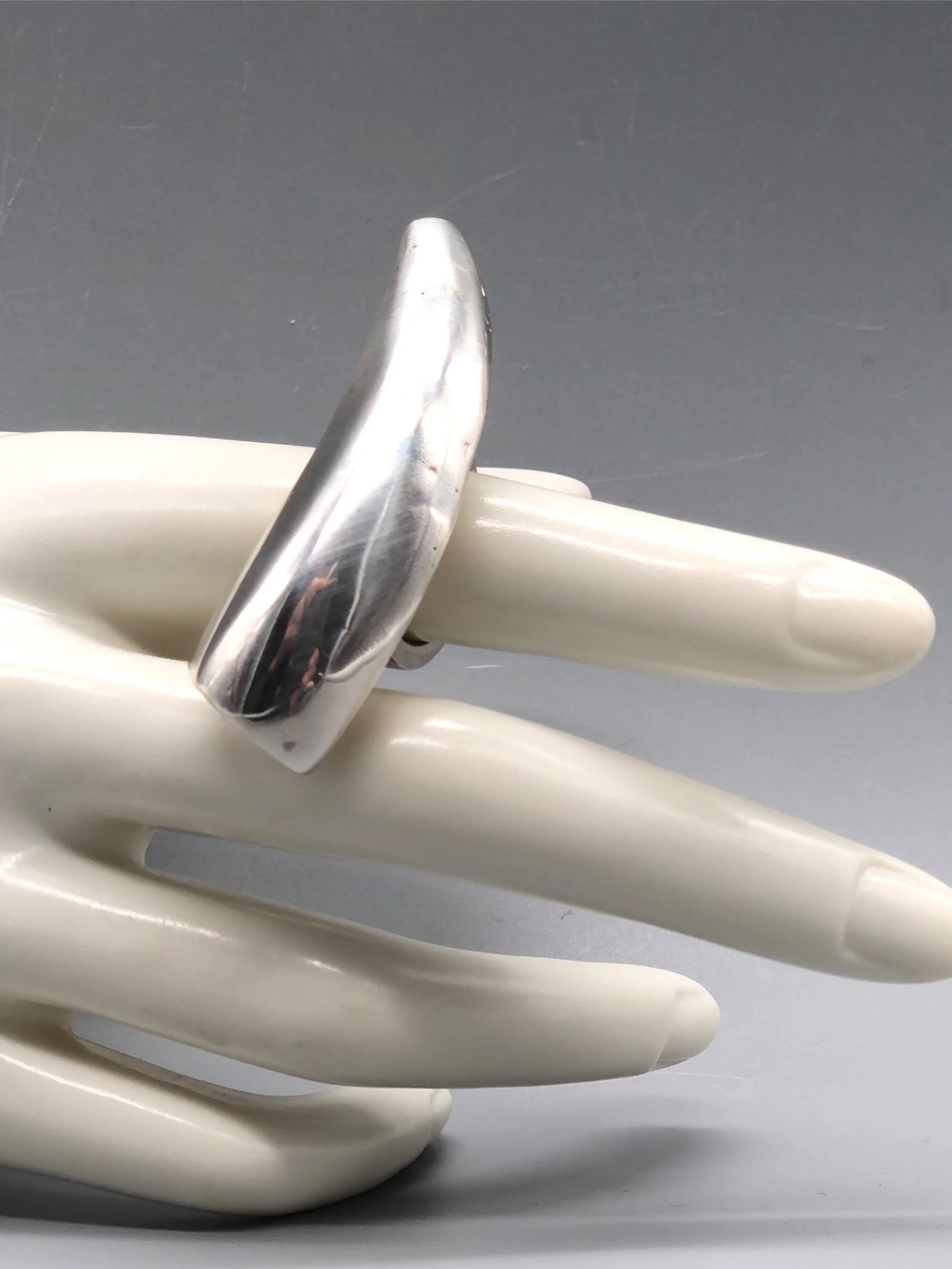 Anello Zanna di Ariadna Segafredo in argento, dalla forma organica e scultorea. Zanna sterling silver ring by Ariadna Segafredo, with an organic, sculptural form.