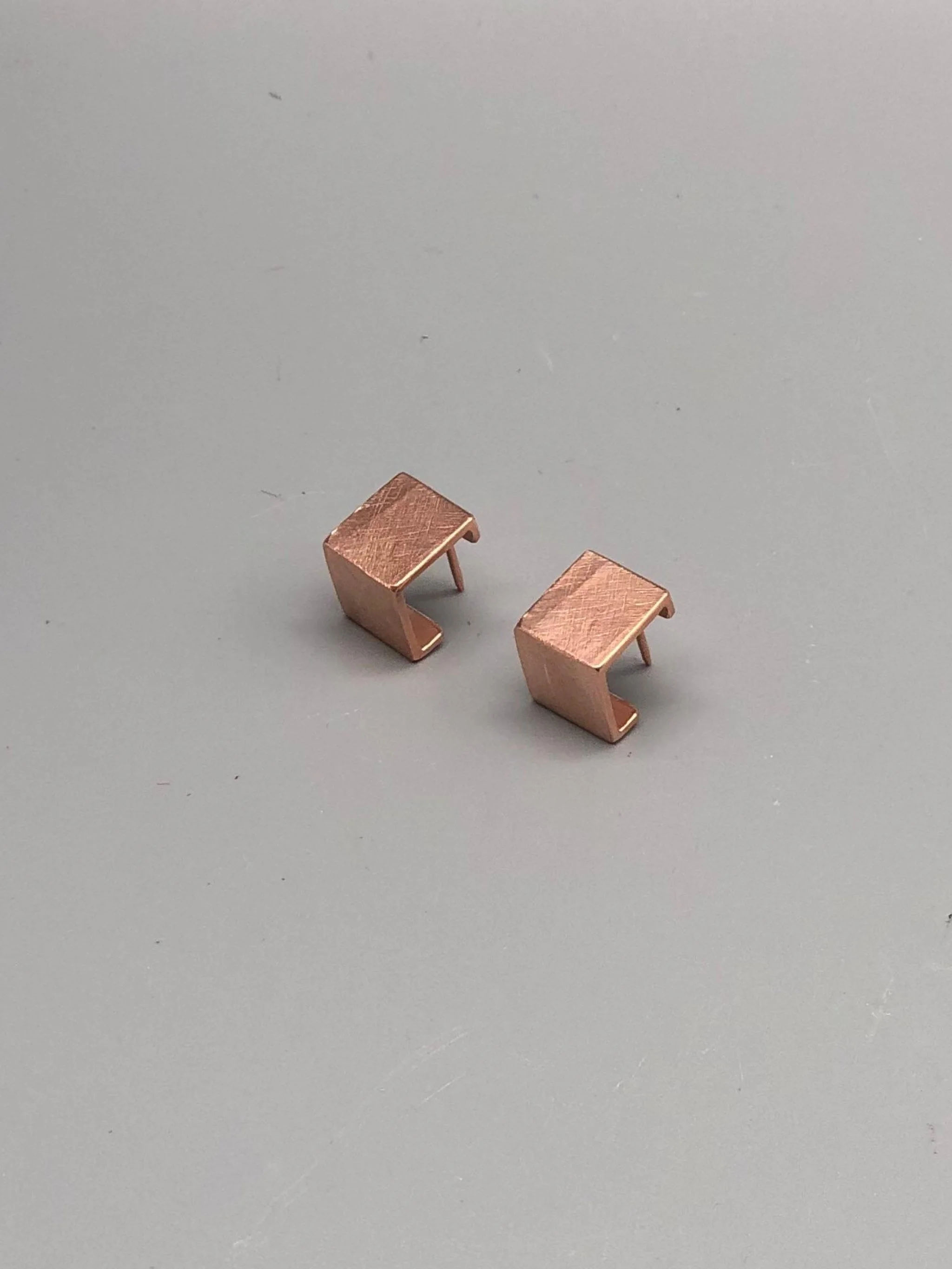 EL Gioielli Cubo Small earrings in yellow gold plated bronze and rose gold plated bronze, geometric contemporary earrings — Crepundia Gioielli Bologna
