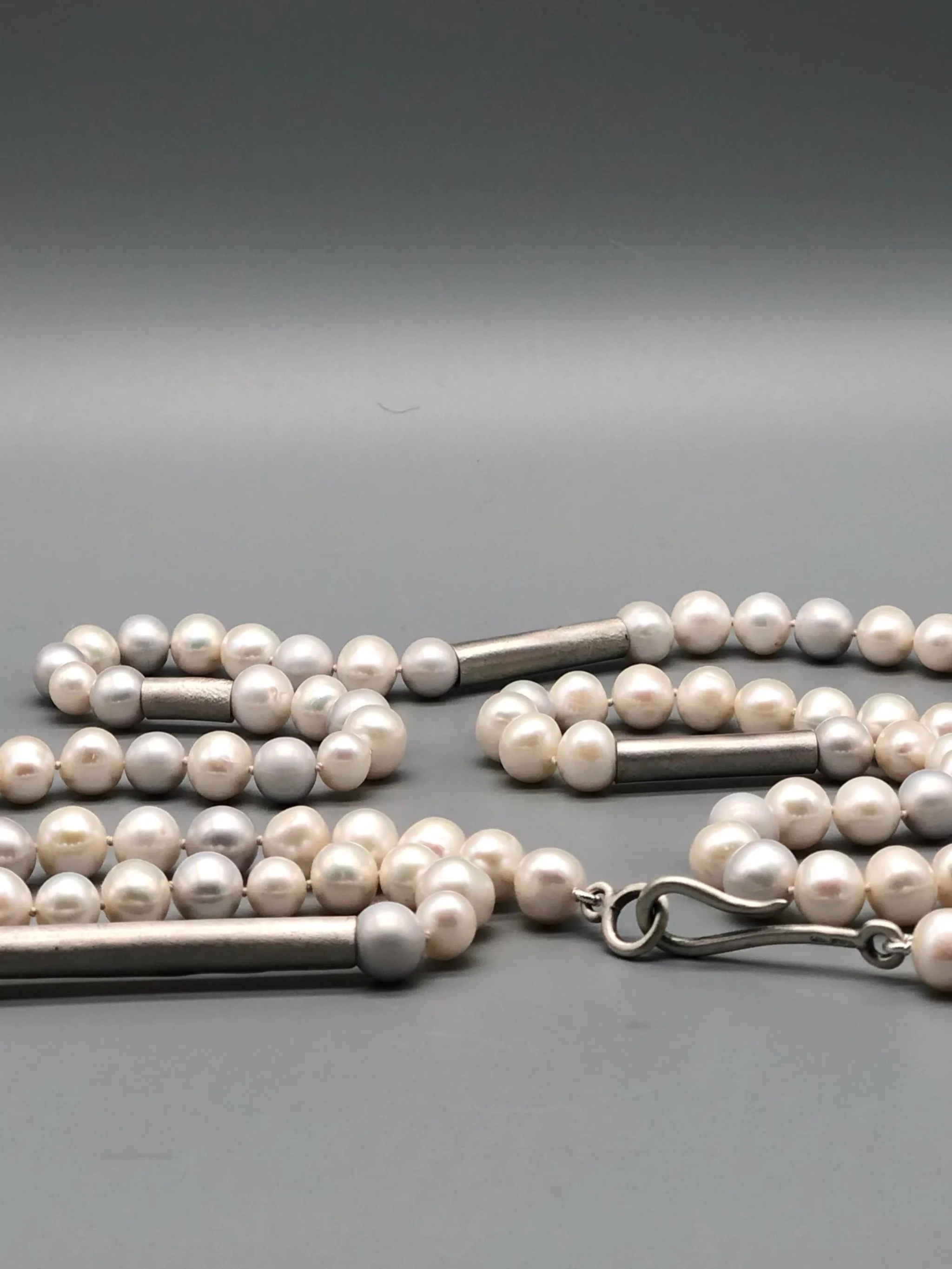 Collana Axis Pearls perle naturali bianche e grigie argento composizione orizzontale — Crepundia Gioielli Bologna pearl necklace composition