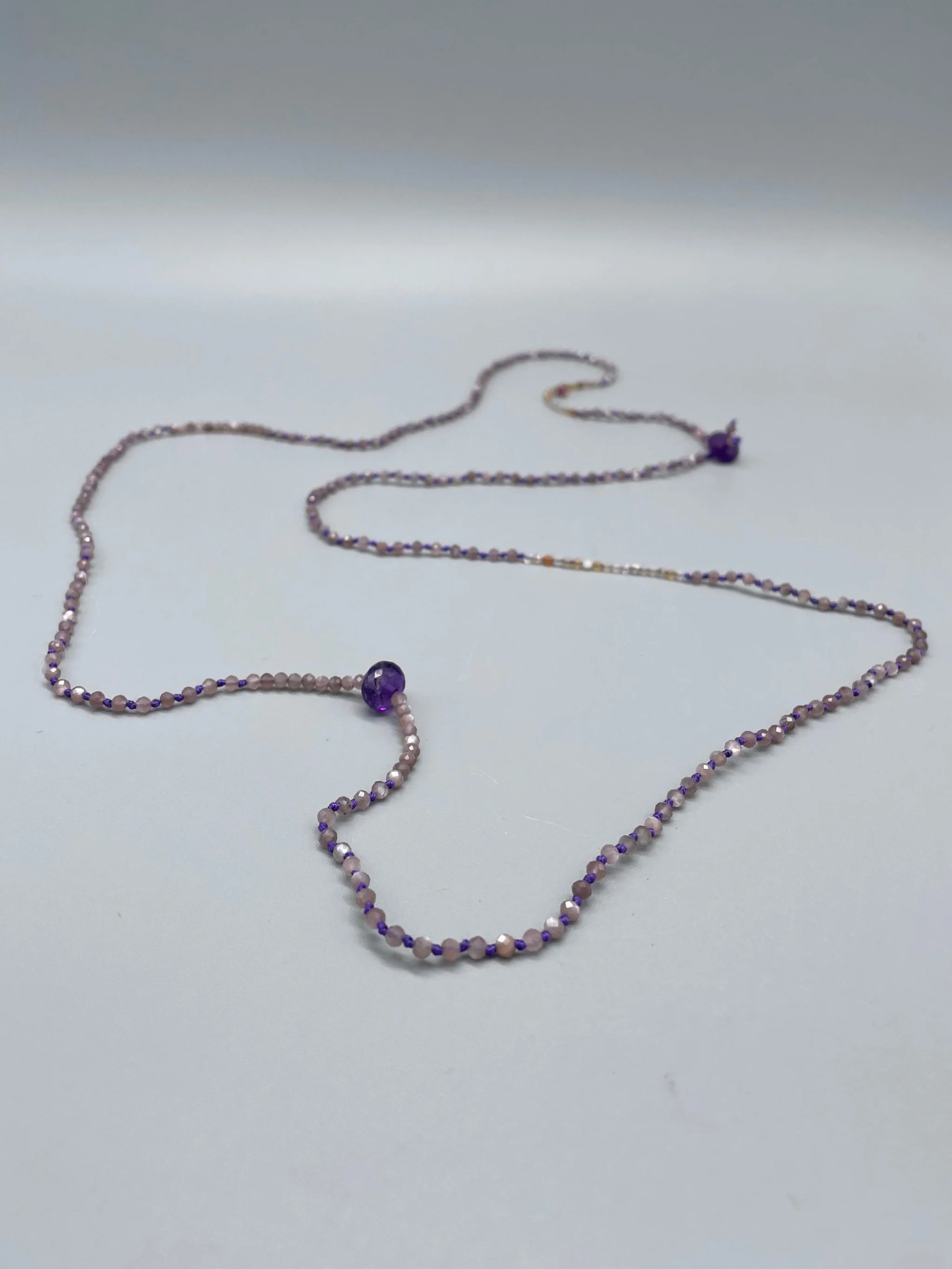 Collana Summer Crepundia in agata cherry e ametista con filo viola e chiusura in argento opaco — Crepundia Gioielli Crepundia Bologna