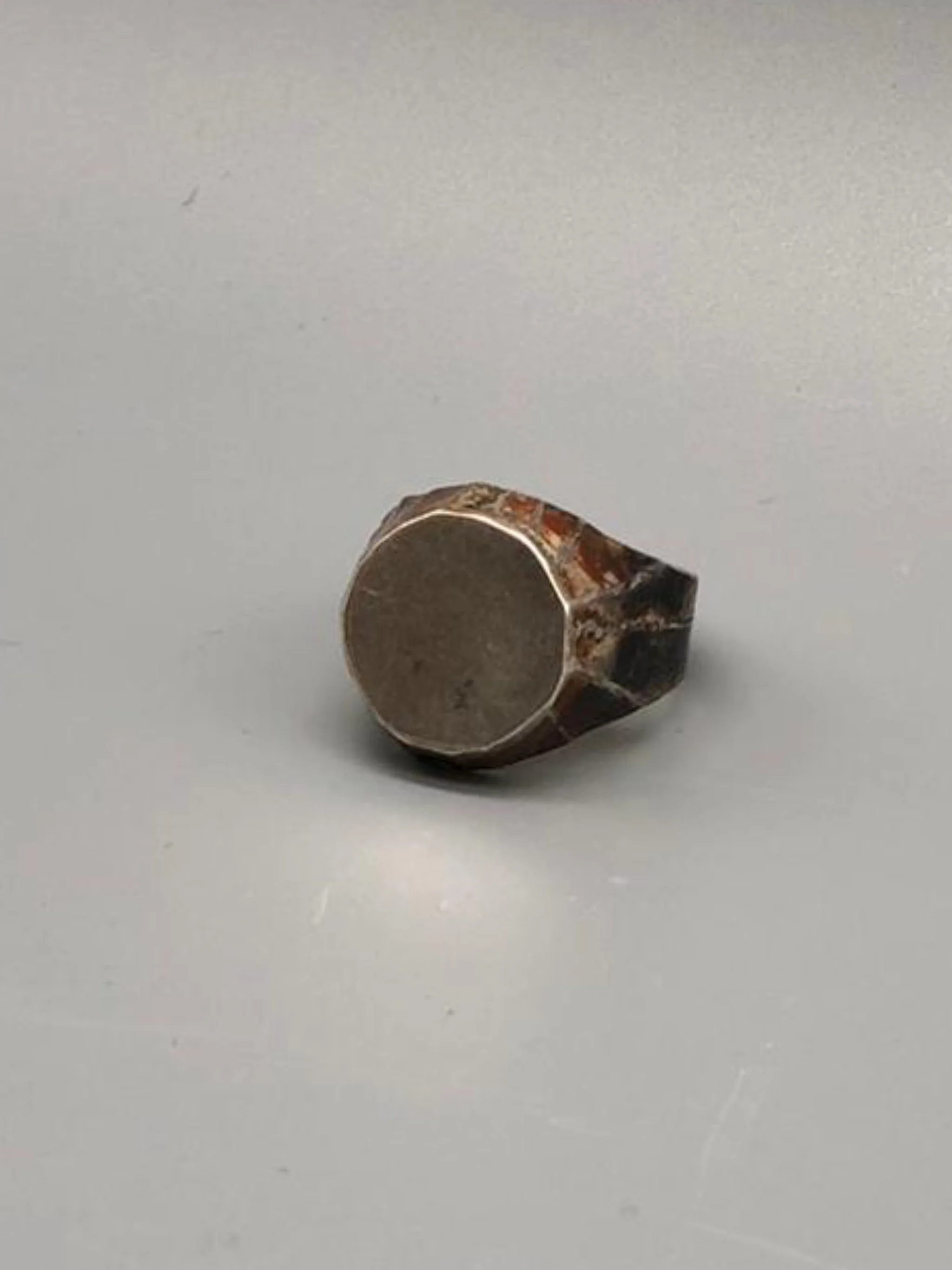 Anello signet in argento opaco, superficie piena e struttura compatta, forma essenziale e presenza materica.
Crepundia Gioielli — Crepundia Bologna — matte silver signet ring with solid surface, compact structure and essential form