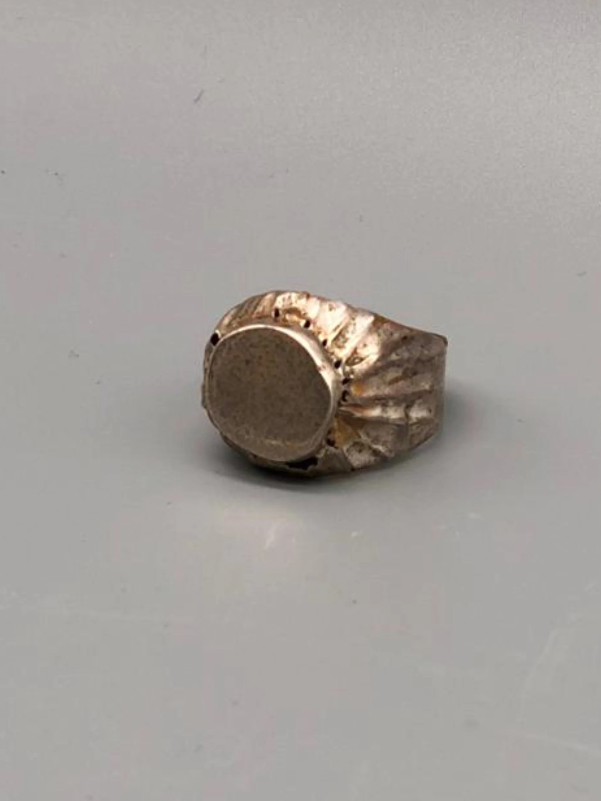 Marco Mangàni signet ring in sterling silver with irregular sculptural surface and flat central plate, Crepundia Gioielli Bologna