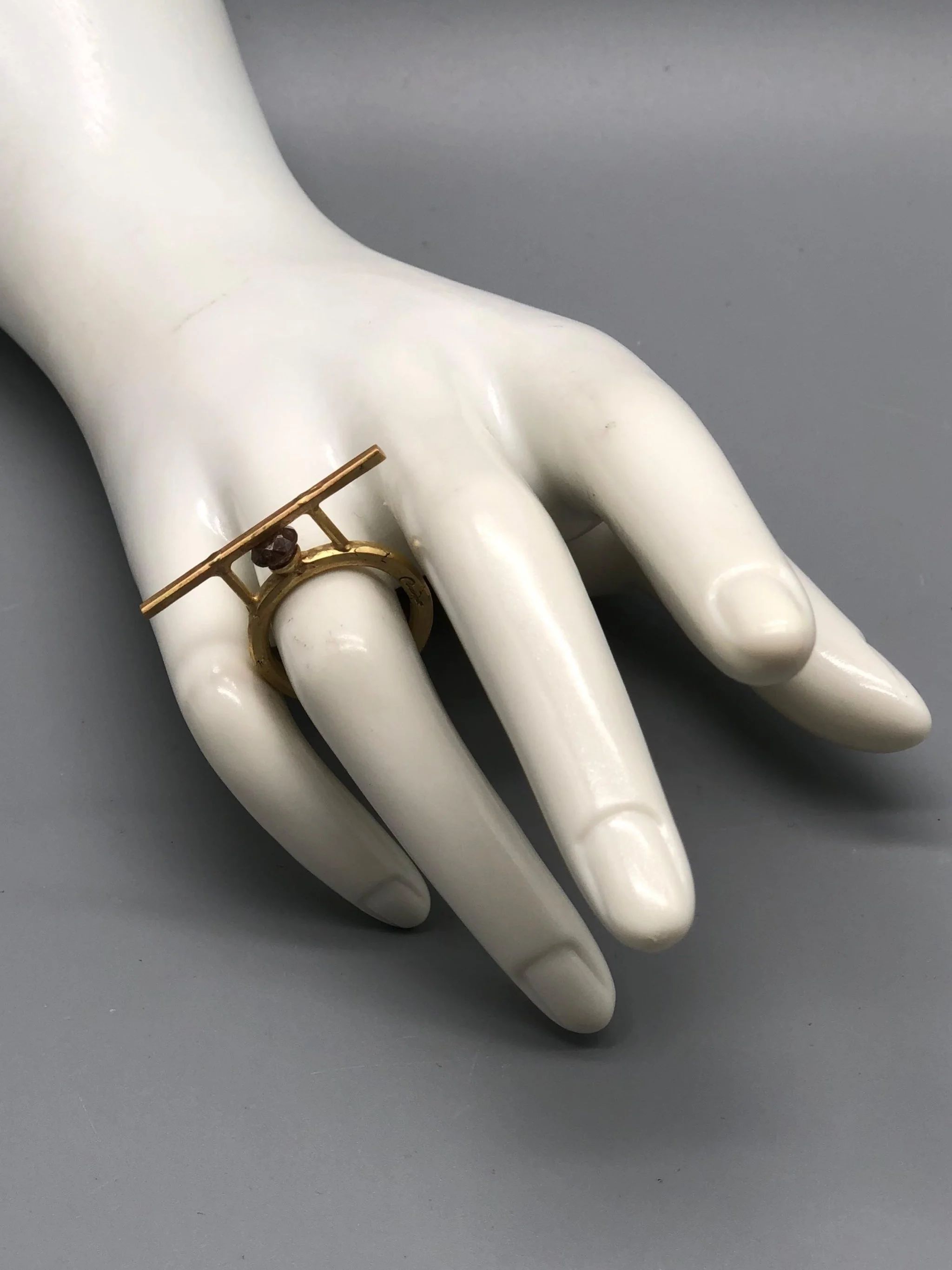 Marco Mangàni Barra Ring with grey diamond in matte 18k gold – Crepundia Gioielli Bologna