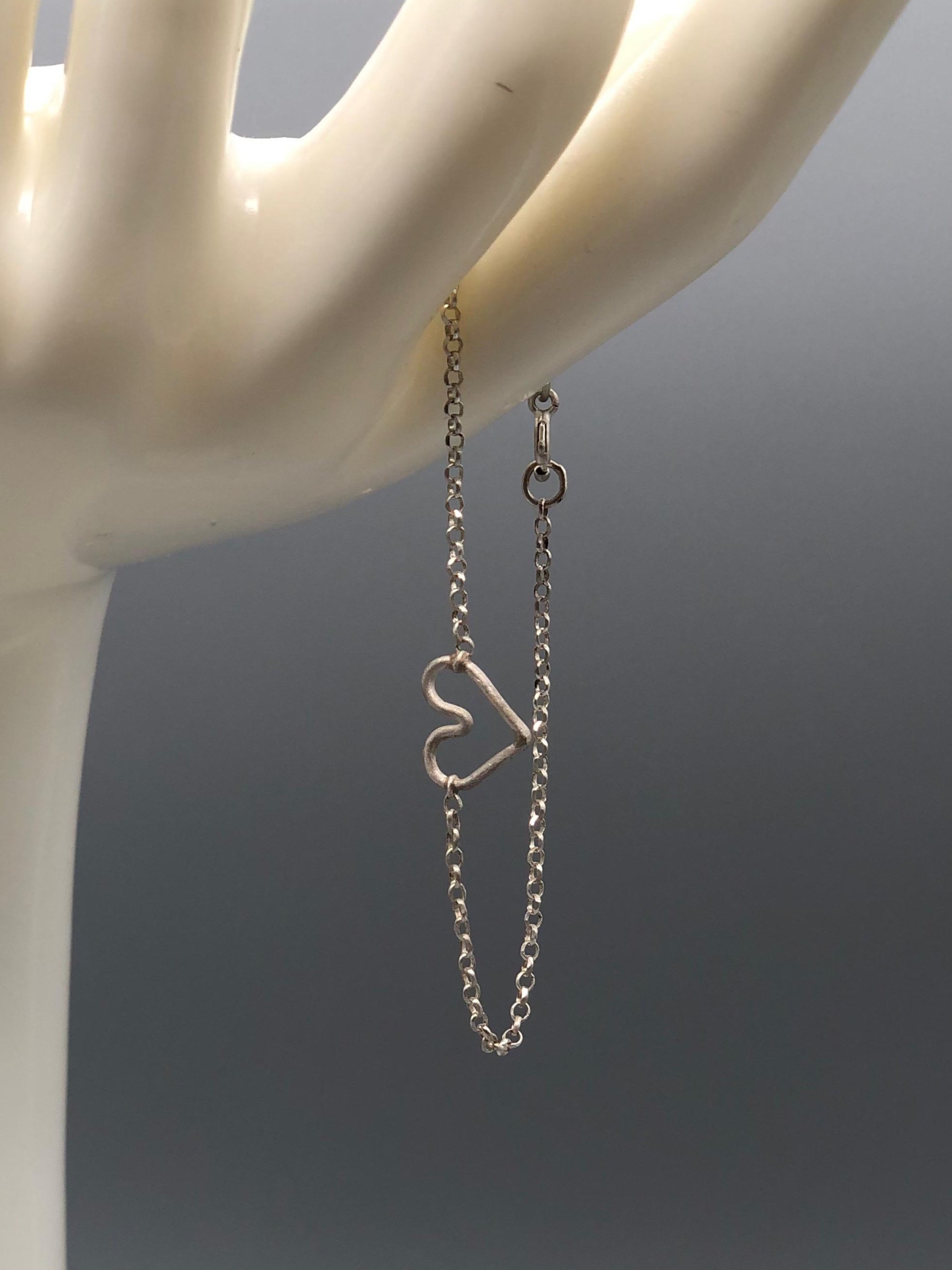 Bracciale Heart in argento 925 opaco della collezione Minimal Shapes di Crepundia Gioielli, con elemento centrale a forma di cuore.