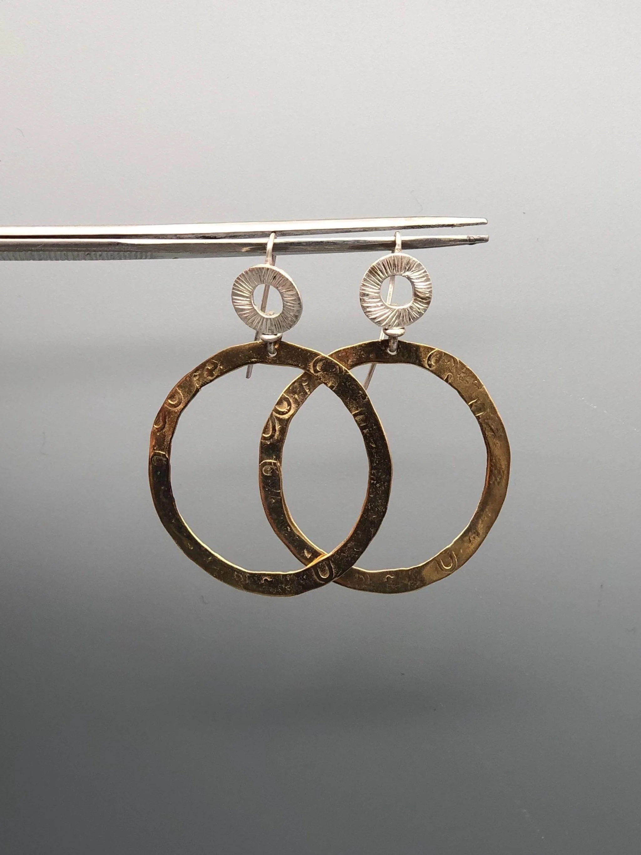 Orecchini cerchio coppia argento 925 e bronzo placcato oro 18 carati Gabriel Reinoso Crepundia Gioielli Bologna