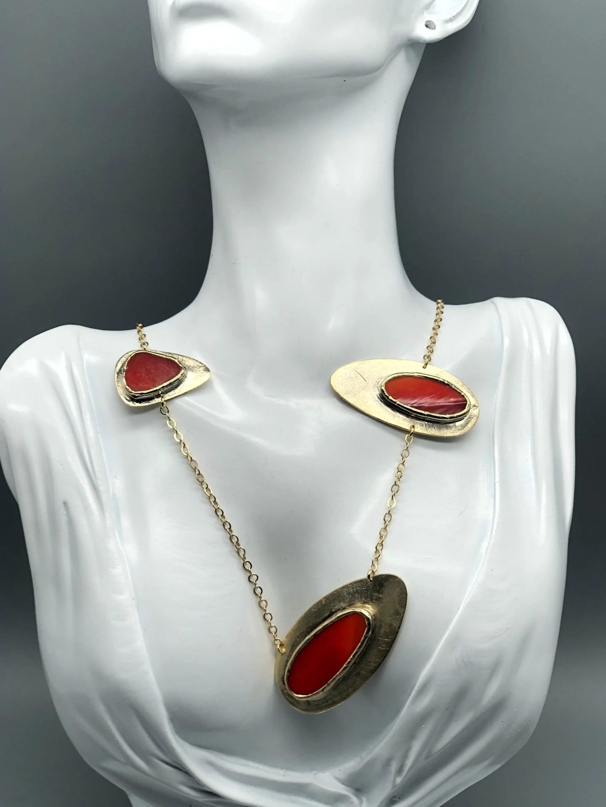 Anni Luce red and gold necklace with Murano glass elements, gold-plated brass contemporary jewelry, Crepundia Gioielli Bologna