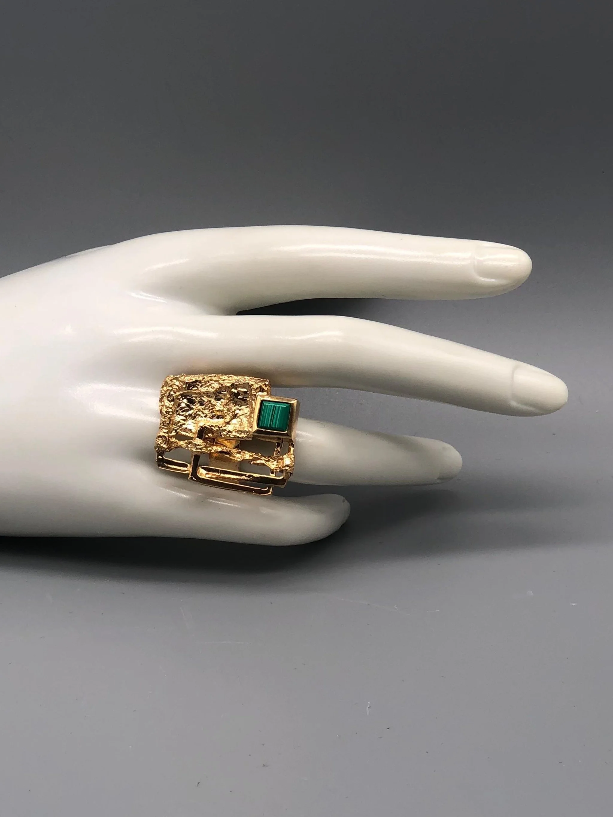 HoAsen Jewelry gold-plated sterling silver ring with malachite and textured sculptural surface — Crepundia Gioielli Bologna
