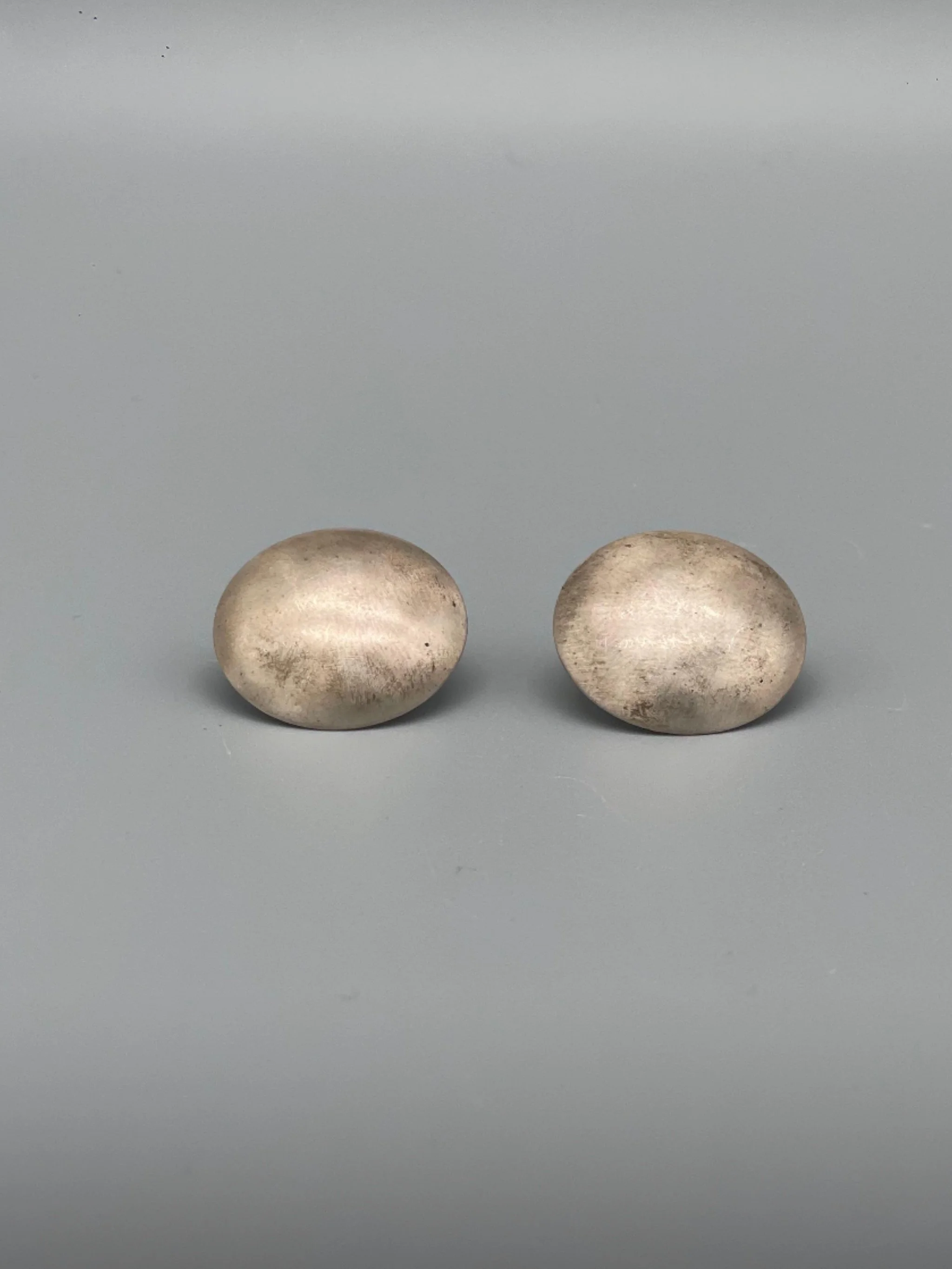 Marrakech earrings by Crepundia Gioielli Bologna in matte sterling silver with essential curved contemporary design