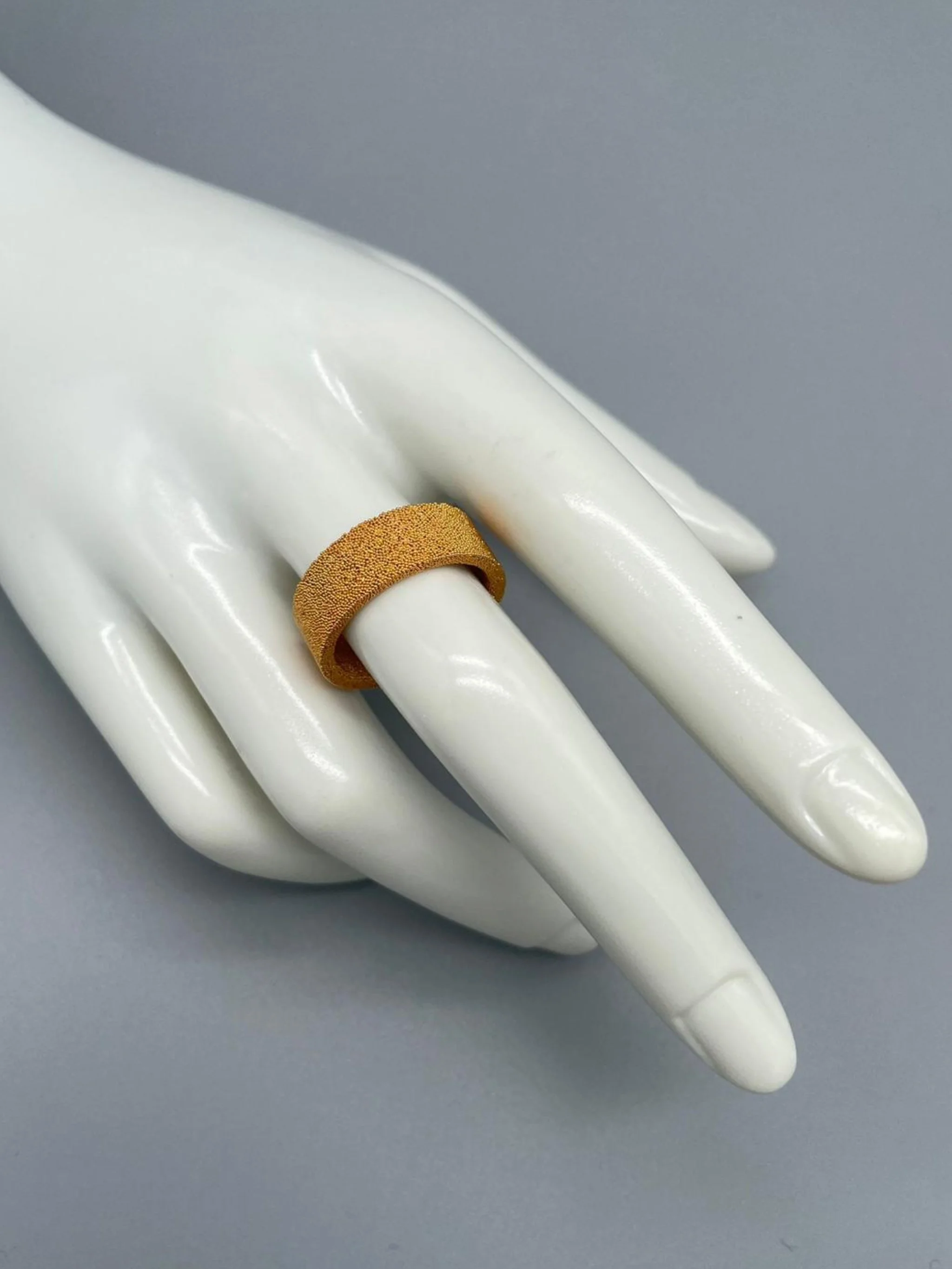 Gold sintered bronze ring, Francesca Valpiani Crepundia Anello bronzo sinterizzato oro, Francesca Valpiani Crepundia