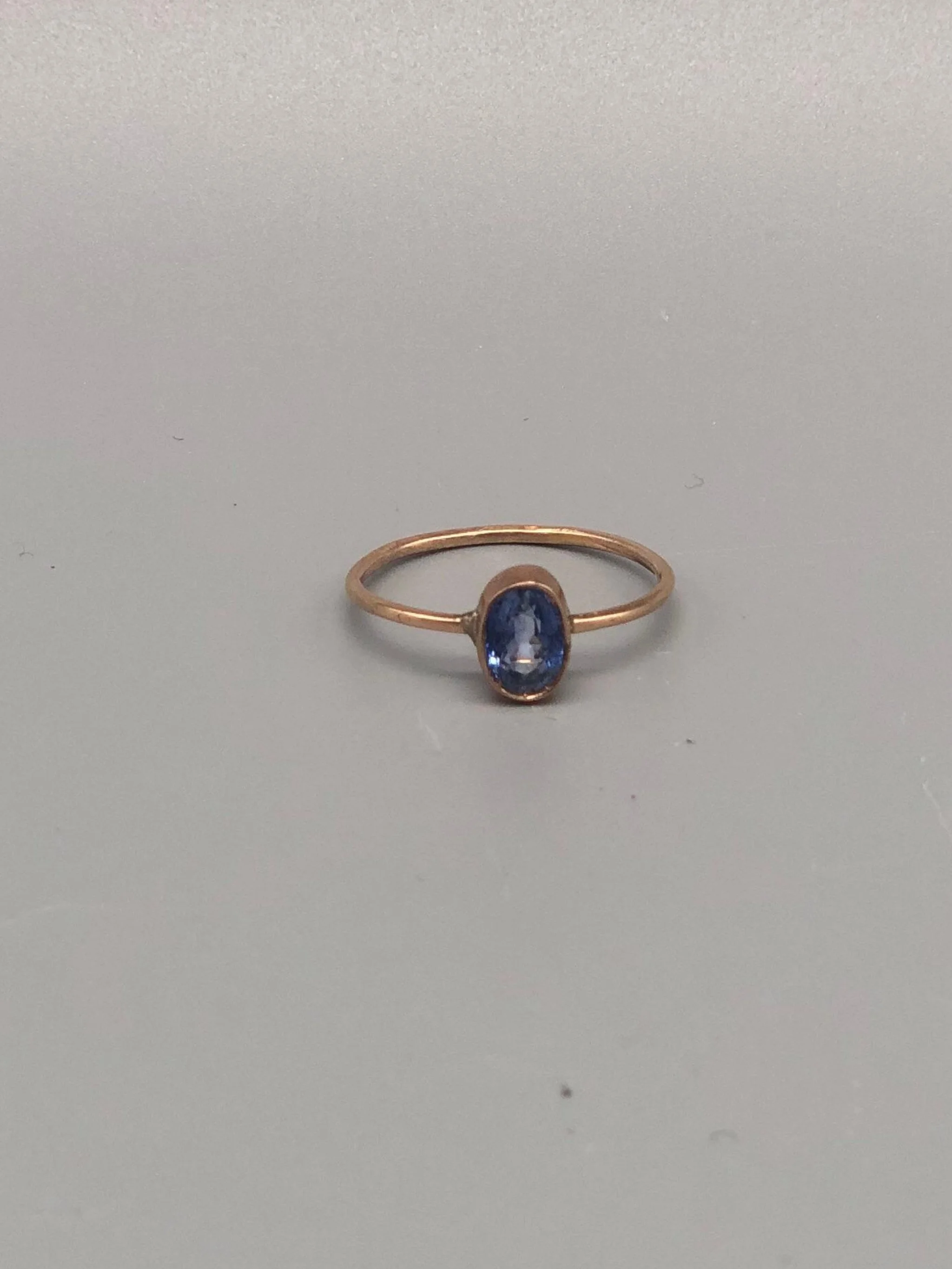 Anello in oro 14 carati con zaffiro azzurro Ceylon taglio ovale – Maria Gioielli – Crepundia Gioielli Bologna
