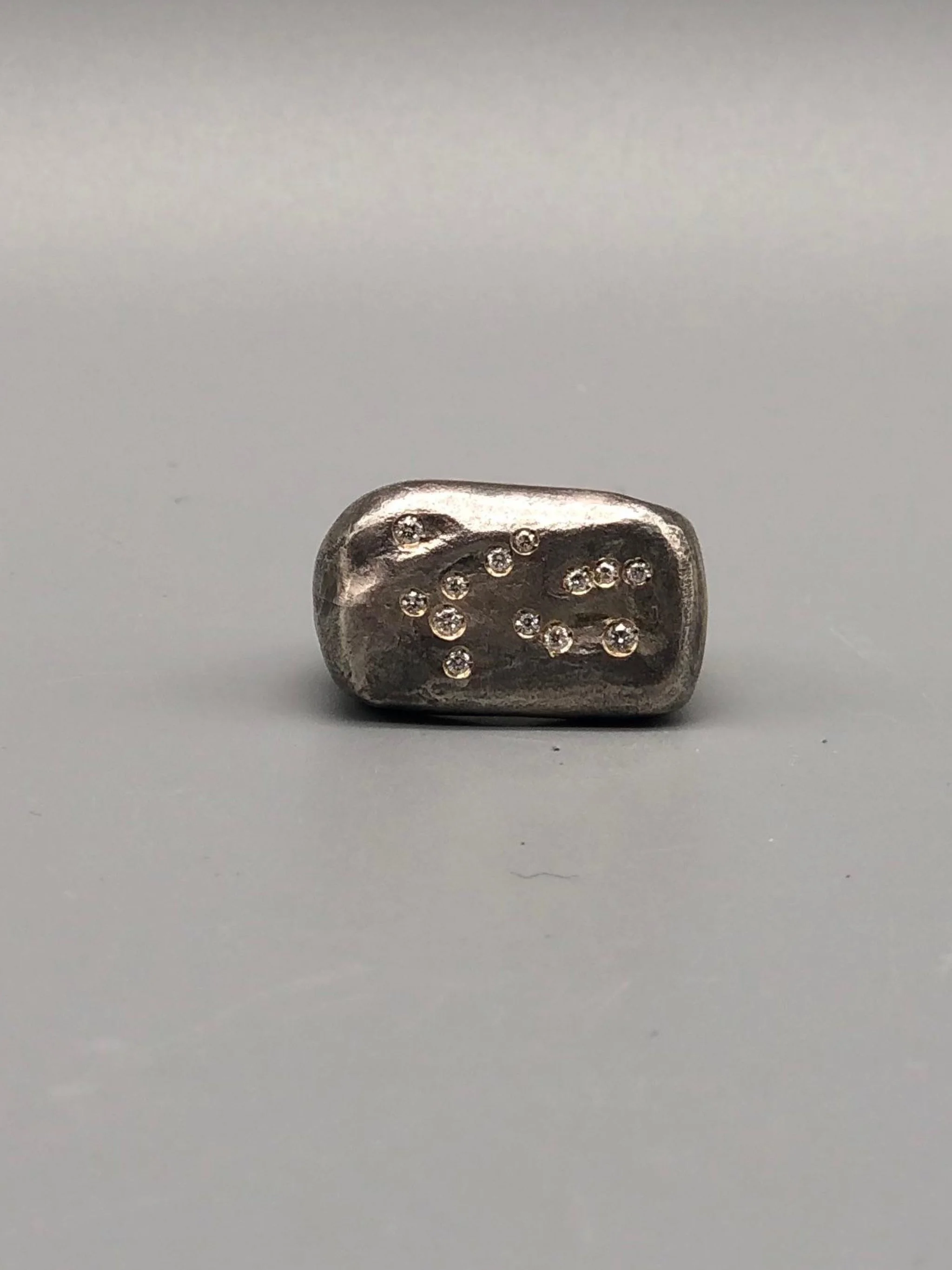 Echo ring in semi-burnished 925 sterling silver with diamonds — Crepundia Gioielli Bologna