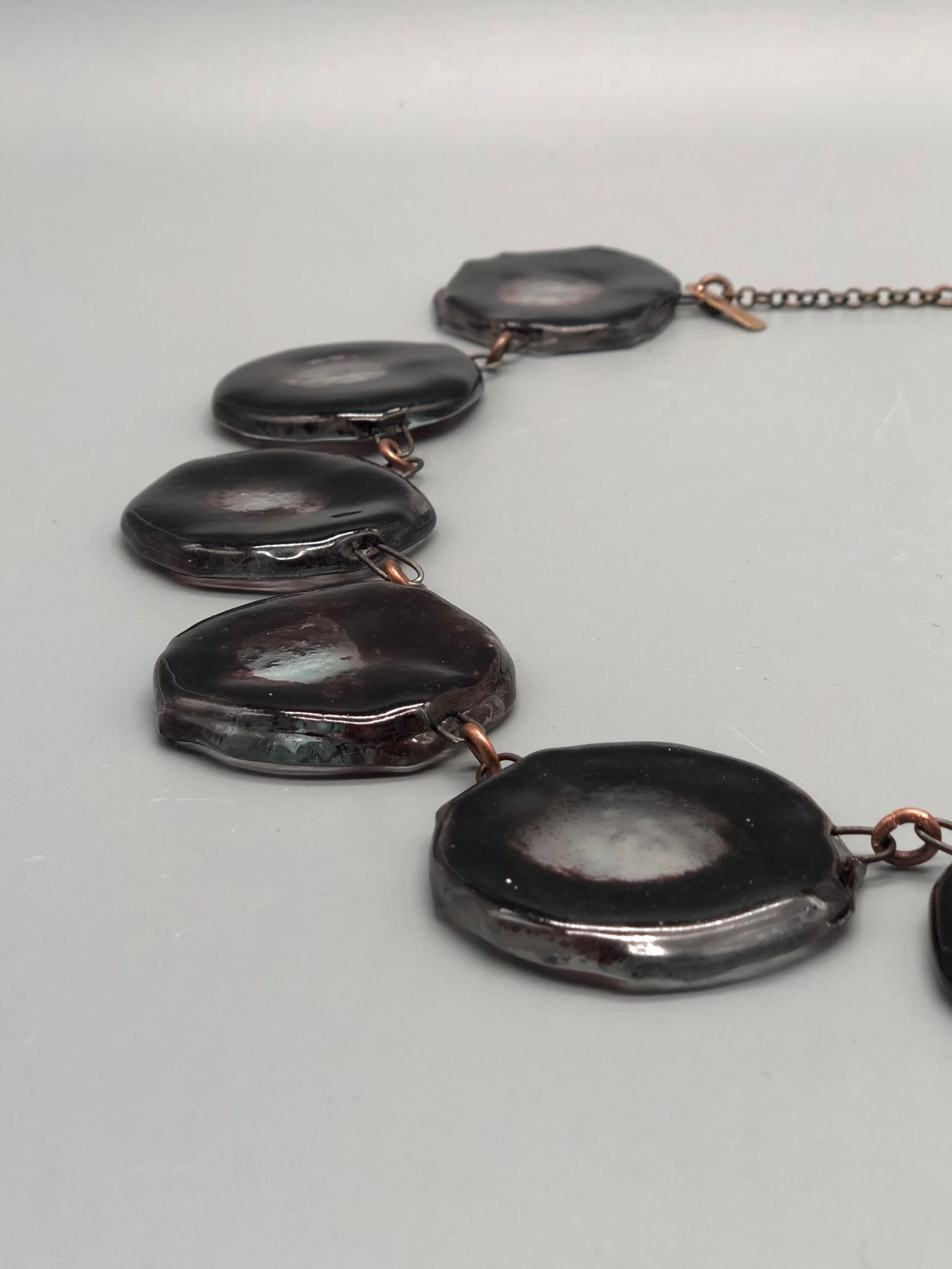 Manumara per Crepundia Gioielli Bologna. Collana in vetrofusione