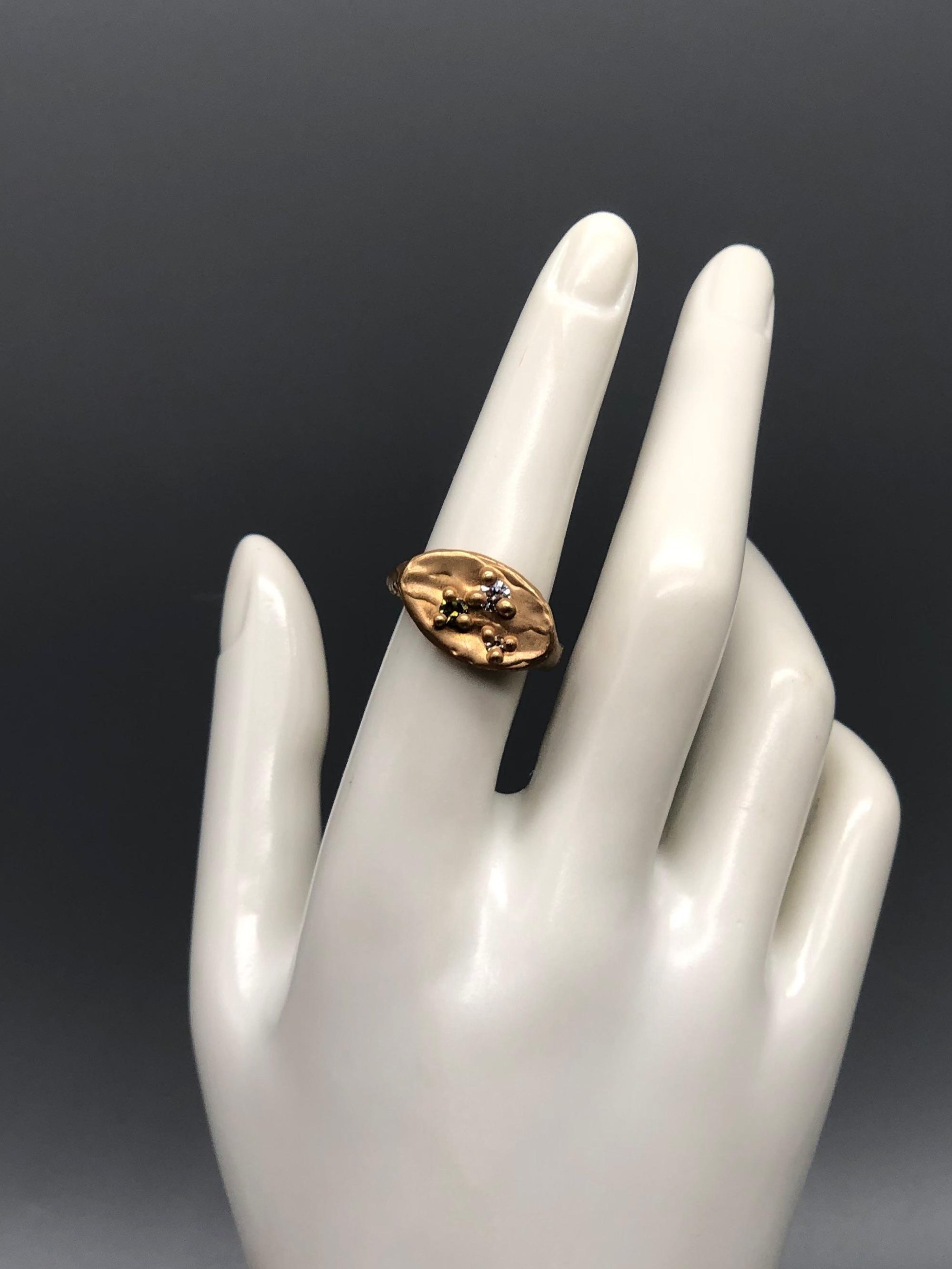 Anello ovale in bronzo con tre zirconi di Floret Gioielli