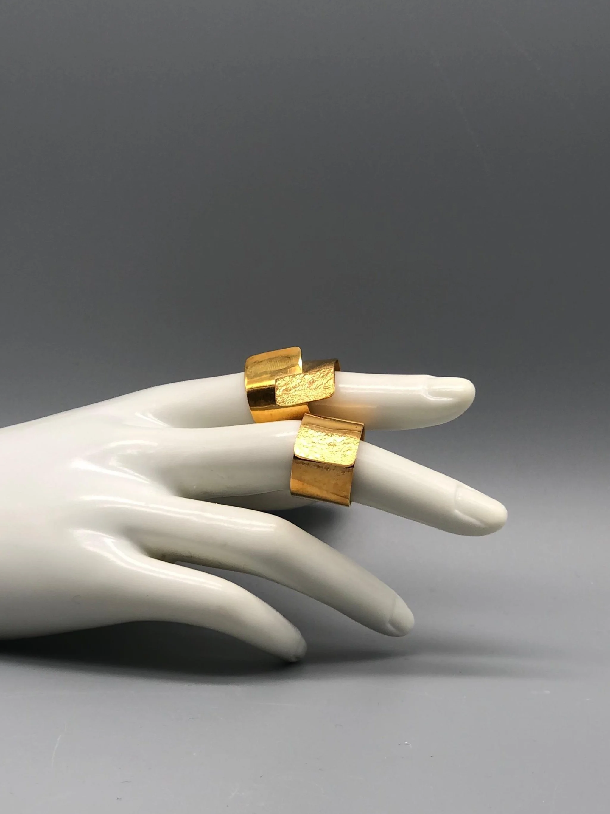 HoAsen Jewelry gold-plated sterling silver statement ring with layered geometric surfaces — Crepundia Gioielli Bologna