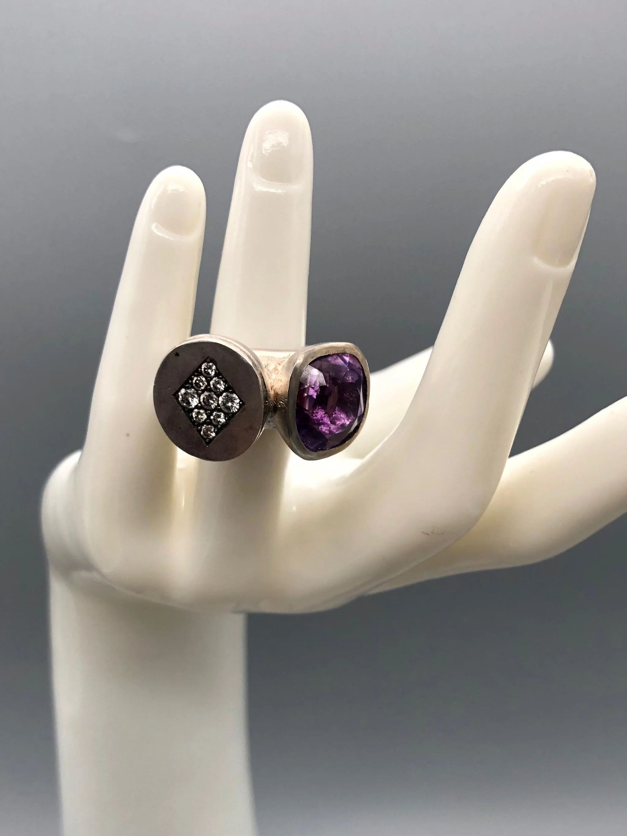 Anello Diálogo di Raimondi in argento con ametista taglio antico e nove diamanti.  Diálogo ring by Raimondi in silver with antique-cut amethyst and nine diamonds.