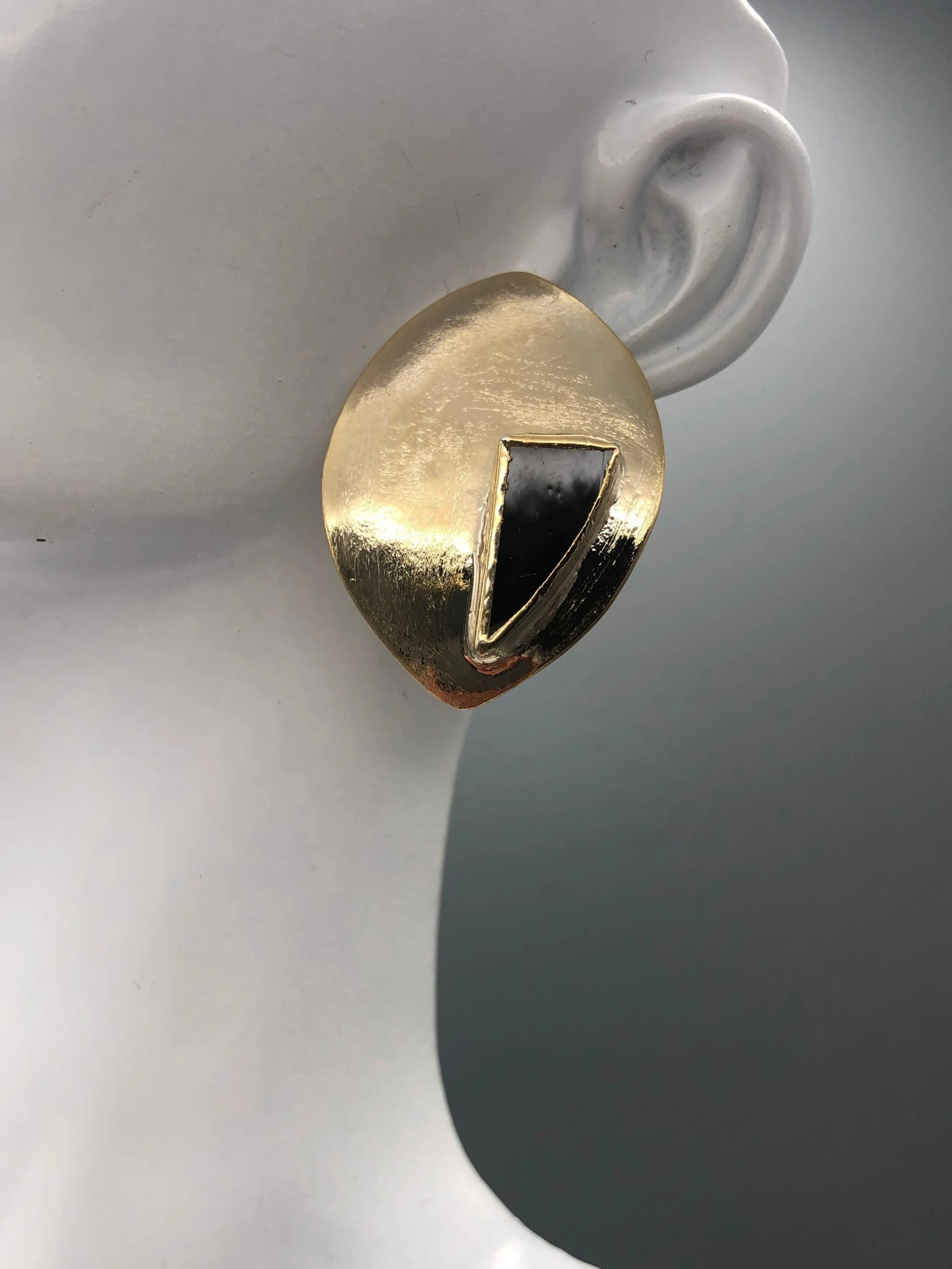 Offset earrings by Anni Luce in gold-plated brass and black Murano glass, featuring a contemporary geometric design.