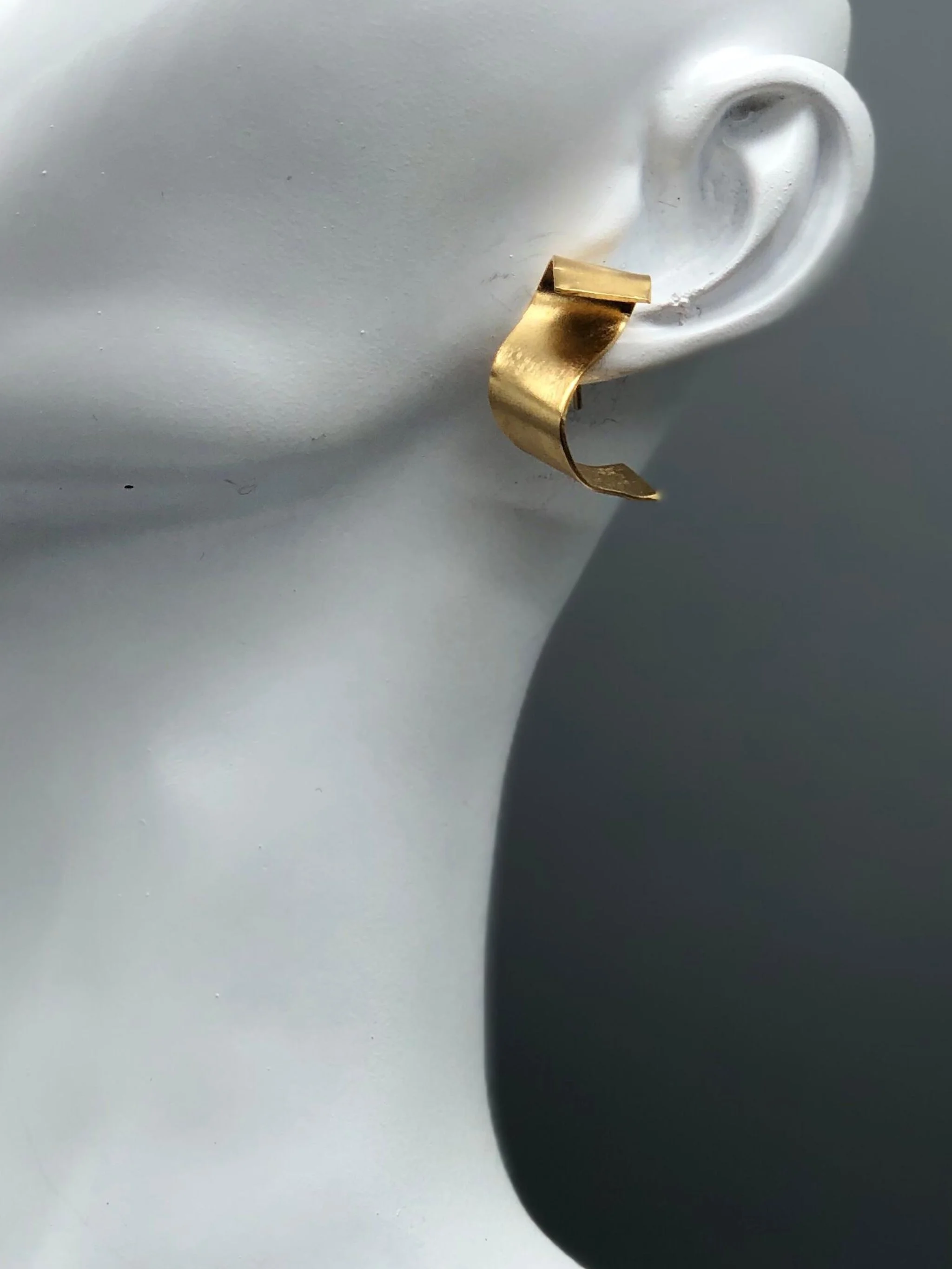 Orecchini Ribbon Cacu Lab ottone placcato oro 18 carati design scultoreo Crepundia Gioielli — Crepundia Bologna