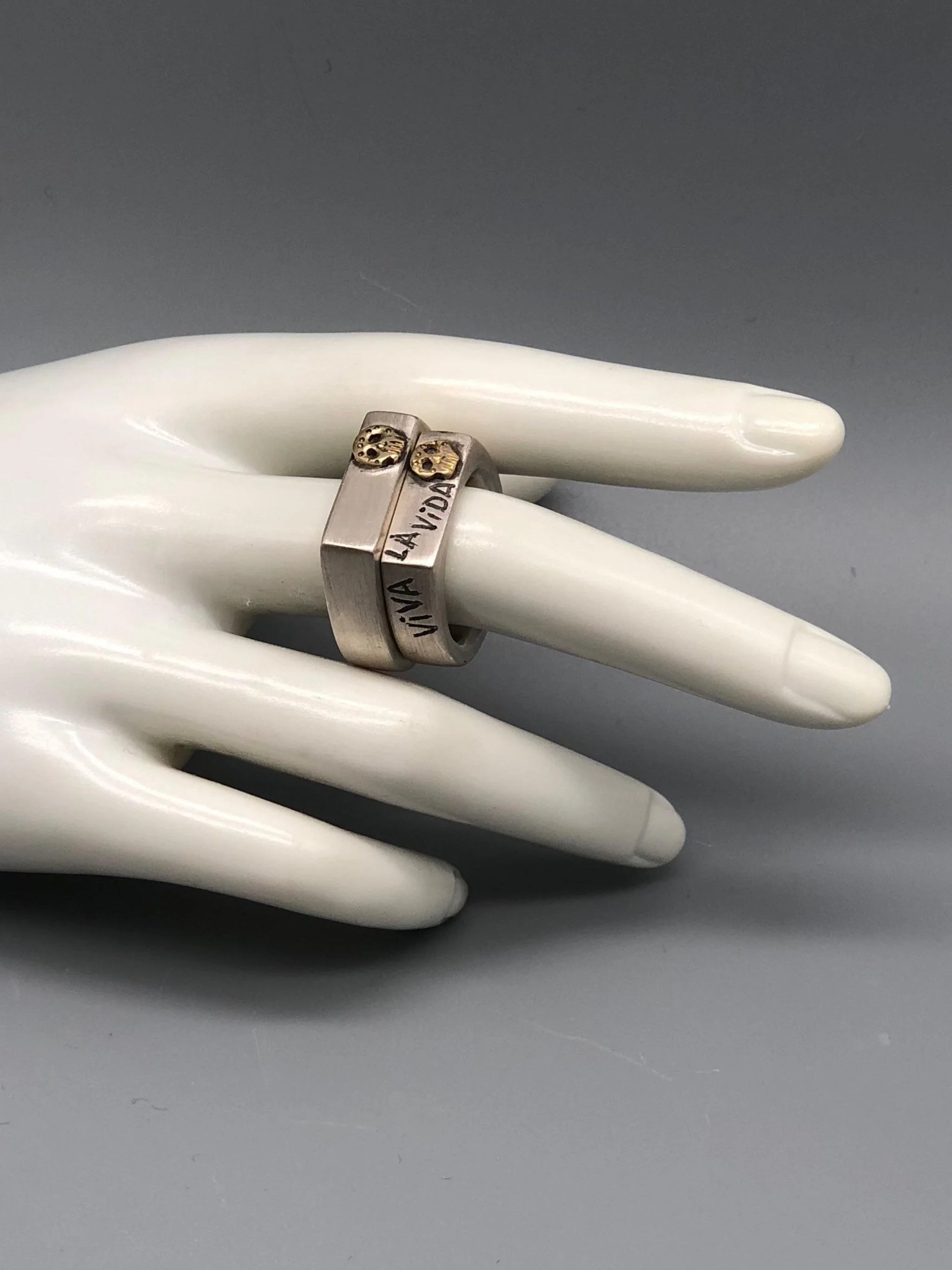 Sonja Markhoff Viva la Vida rings in matte sterling silver with 14 kt gold Calavera detail, contemporary jewelry Crepundia Gioielli Bologna