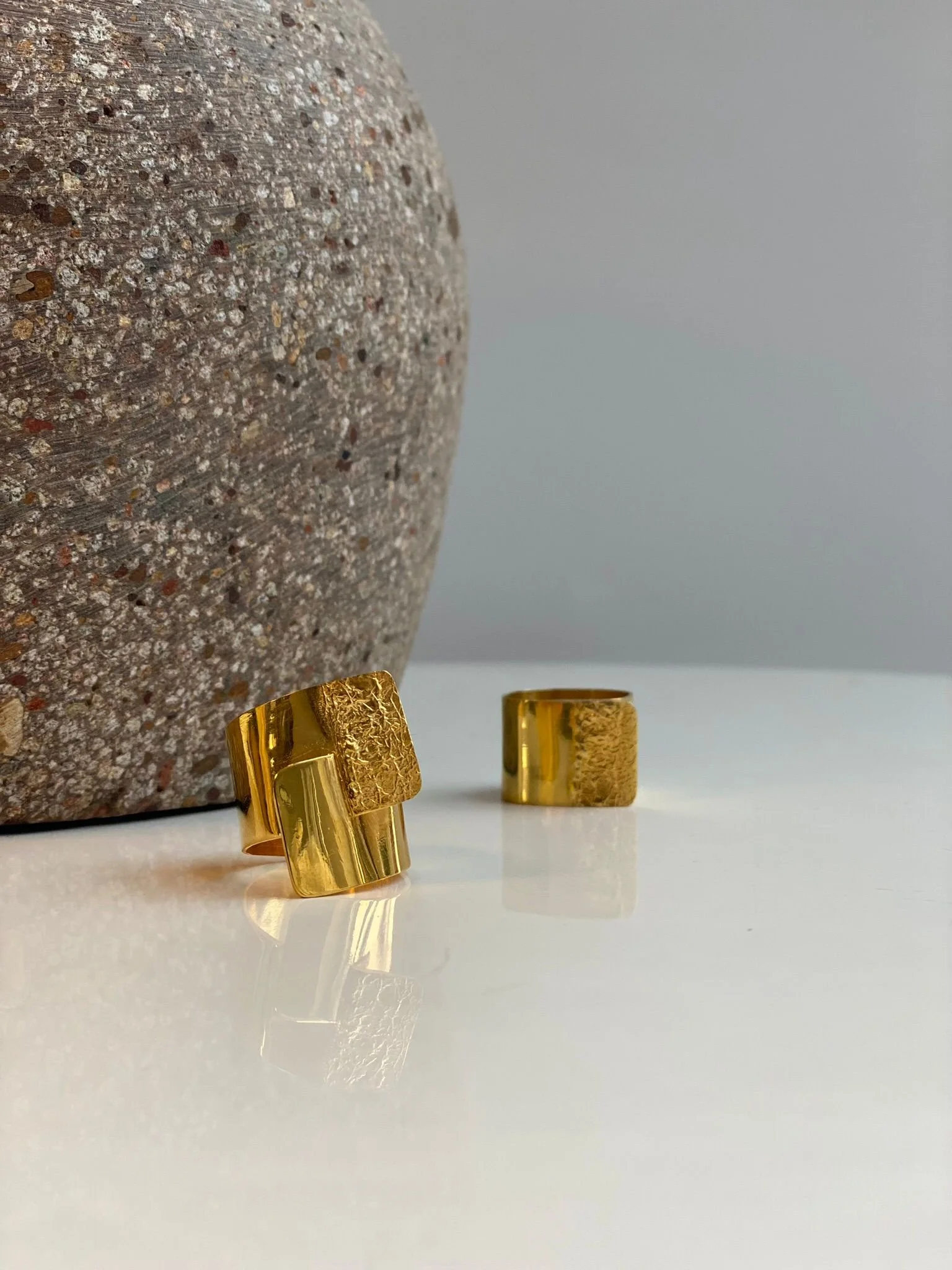 Gold plated silver band ring with smooth polished surface, minimal sculptural design — HoAsen Jewelry by Tiziana Scalzo — Crepundia Bologna, essential form and reflective finish
