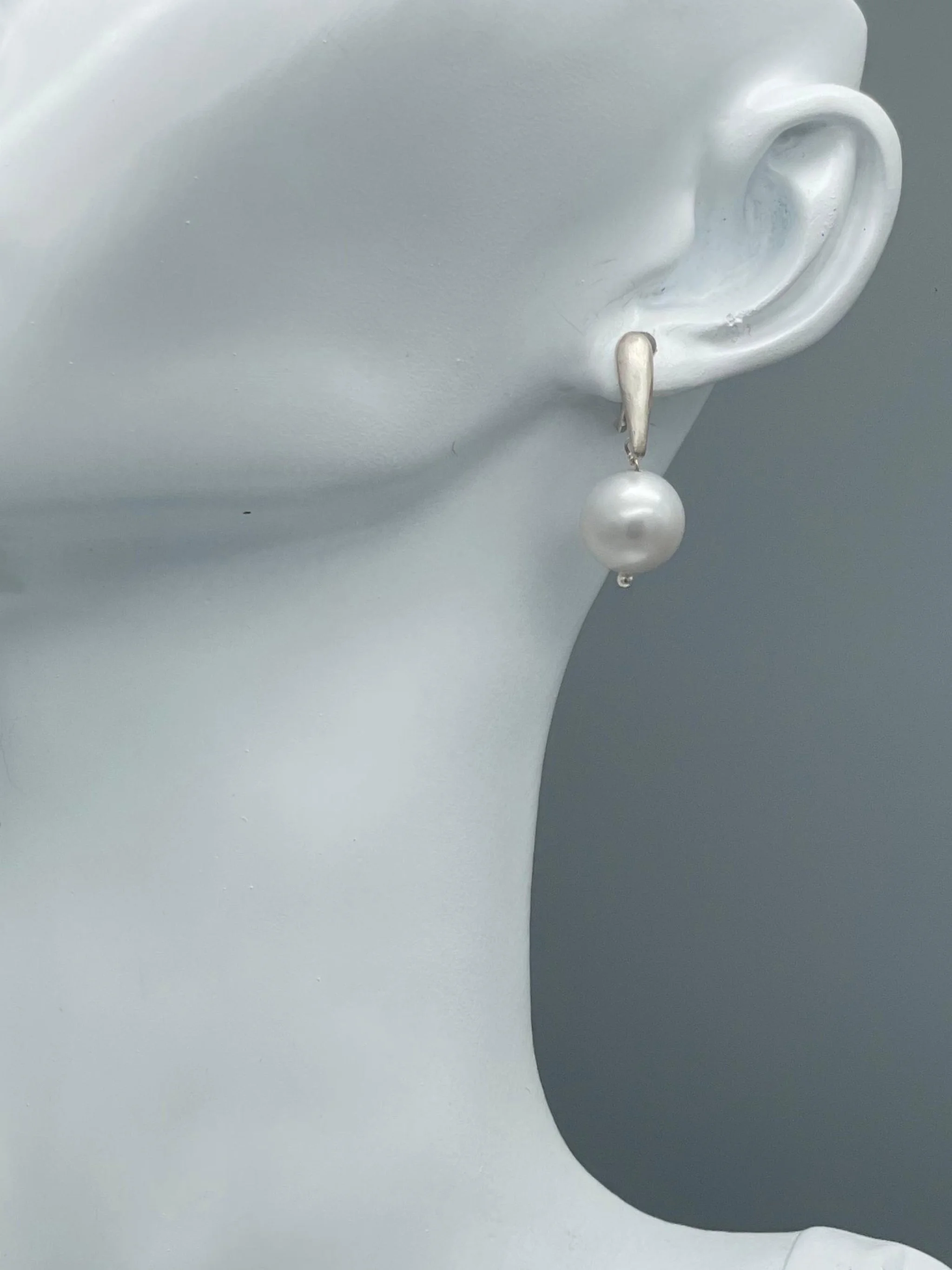 White Pearl Drops Crepundia in argento con perle bianche, design contemporaneo.