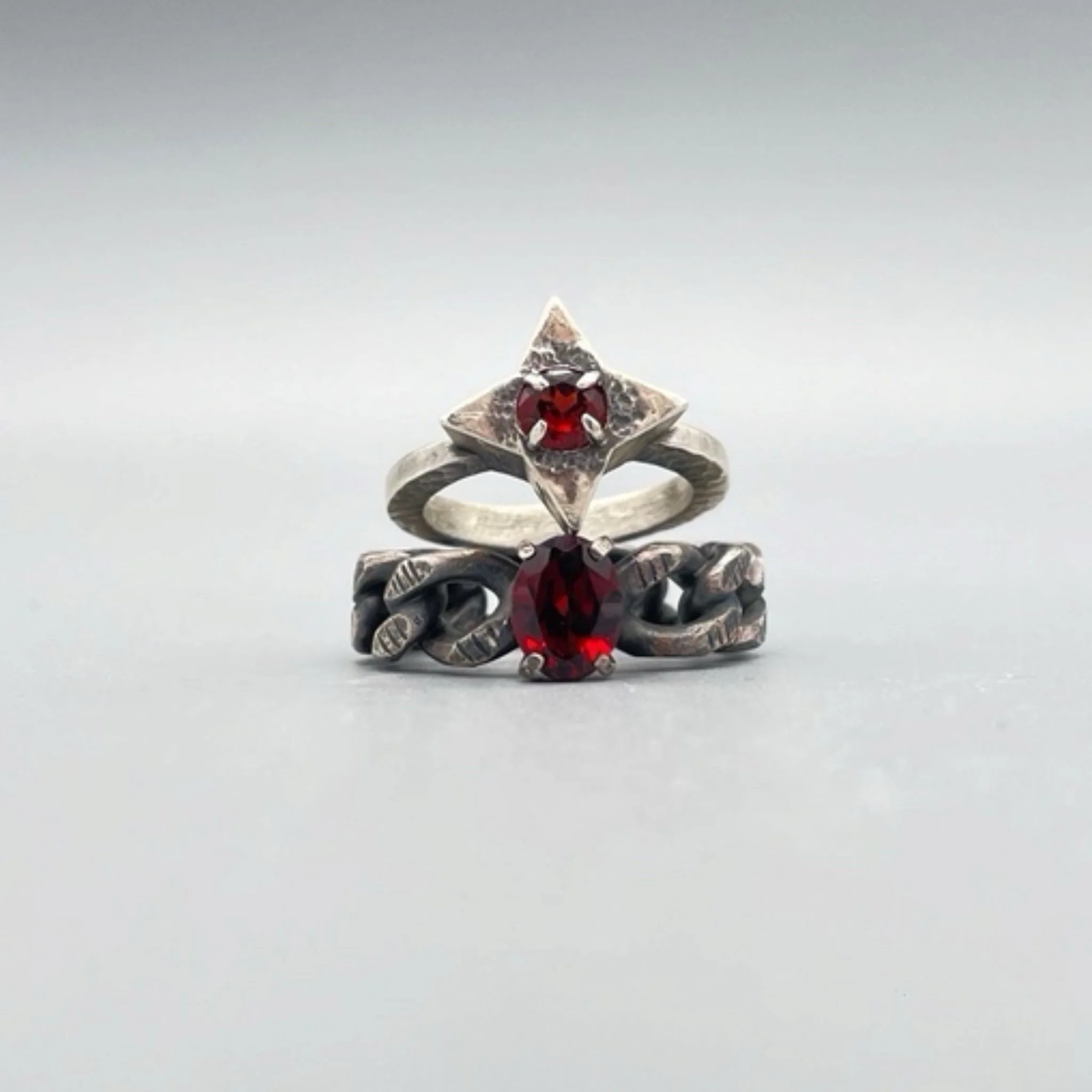 Anello in argento con pietra viola a forma di stella