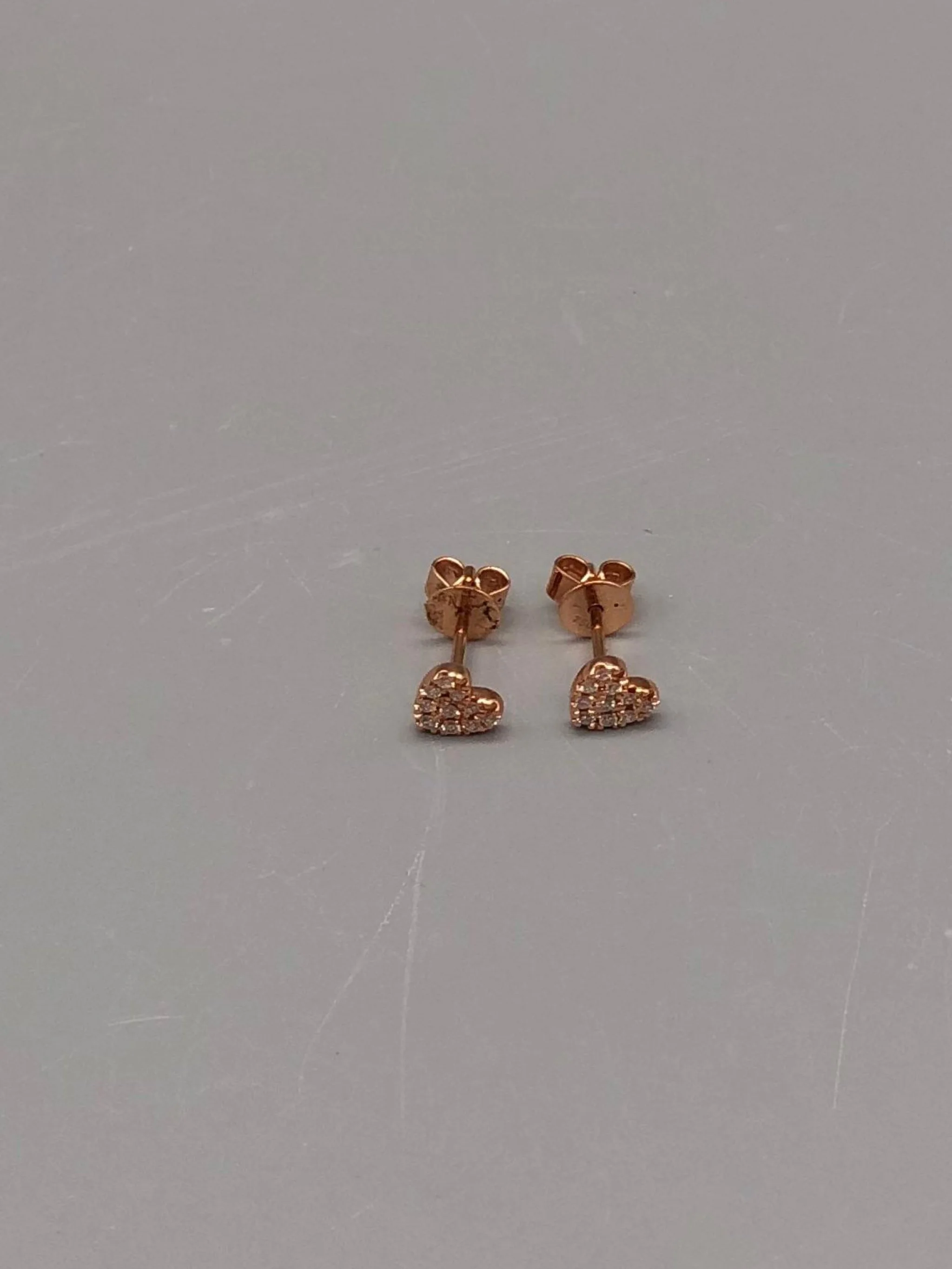 Crepundia Tiny Hearts earrings in rose gold with diamond pavé, small hearts with an essential shape.