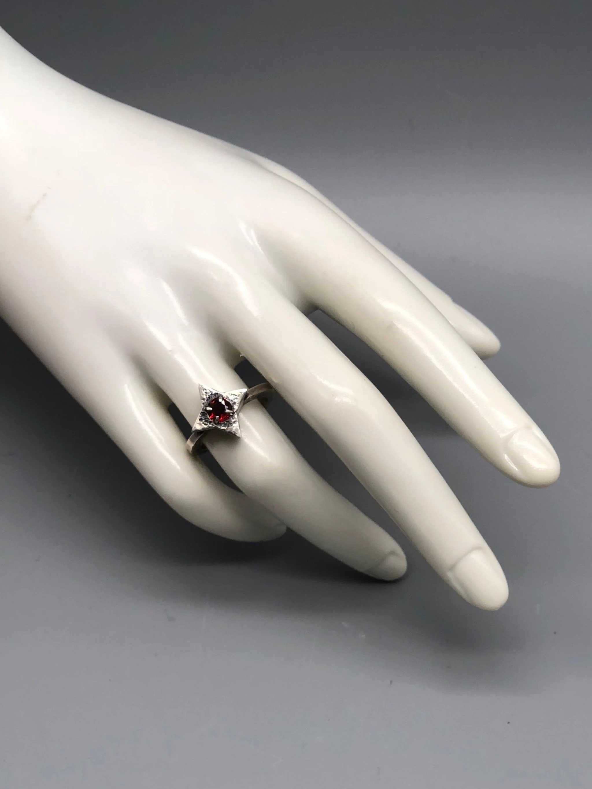 Contemporah Stars rings in sterling silver with faceted stones. Sculptural contemporary rings available at Crepundia Gioielli Bologna.