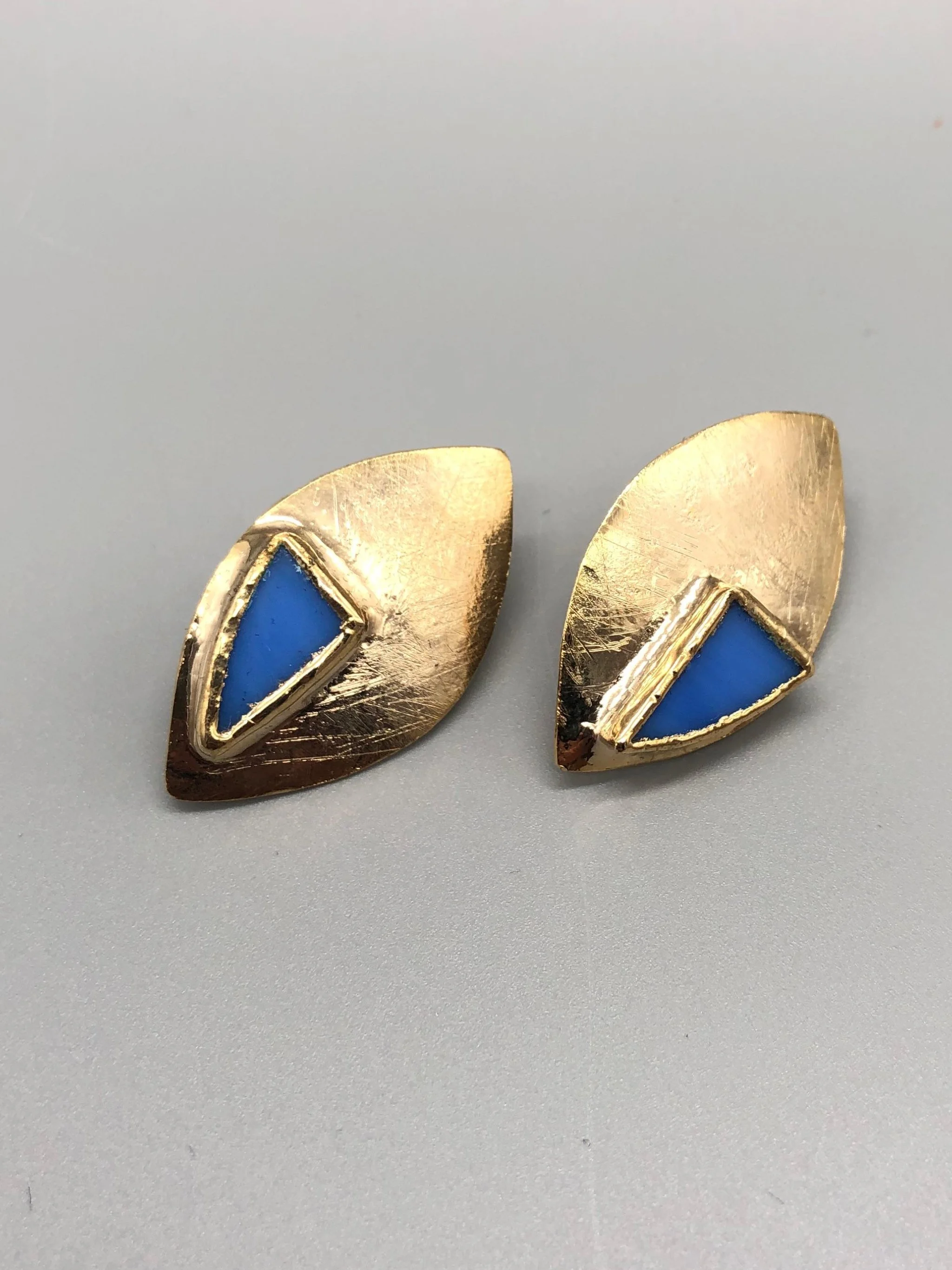 Anni Luce Offset Blue earrings in gold-plated brass and blue Murano glass.